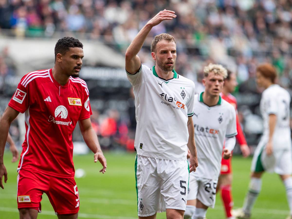 Marvin Friedrich steht neben Union-Verteidiger Doekhi.
