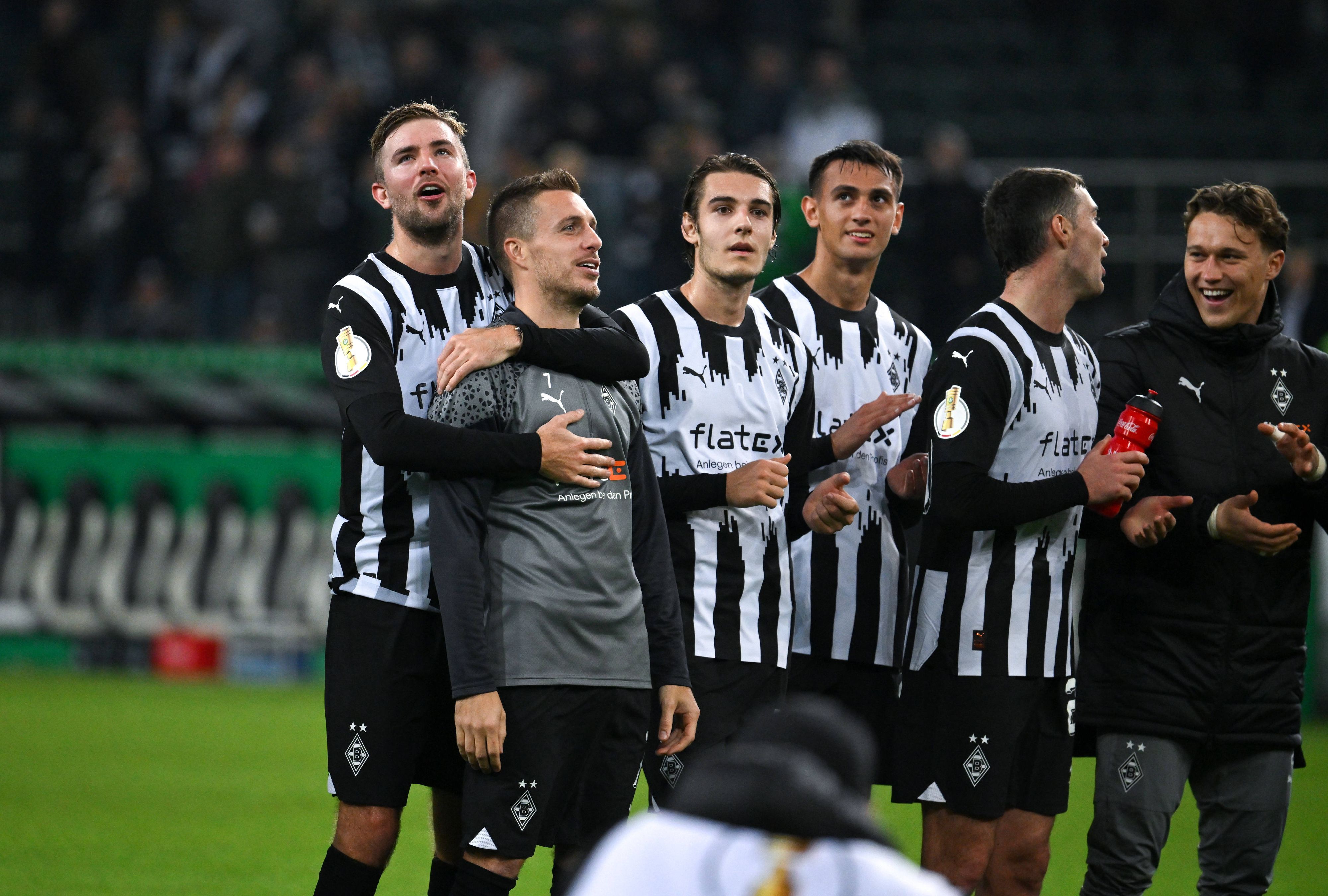 Borussia-Spieler stehen vor der Kurve und applaudieren.