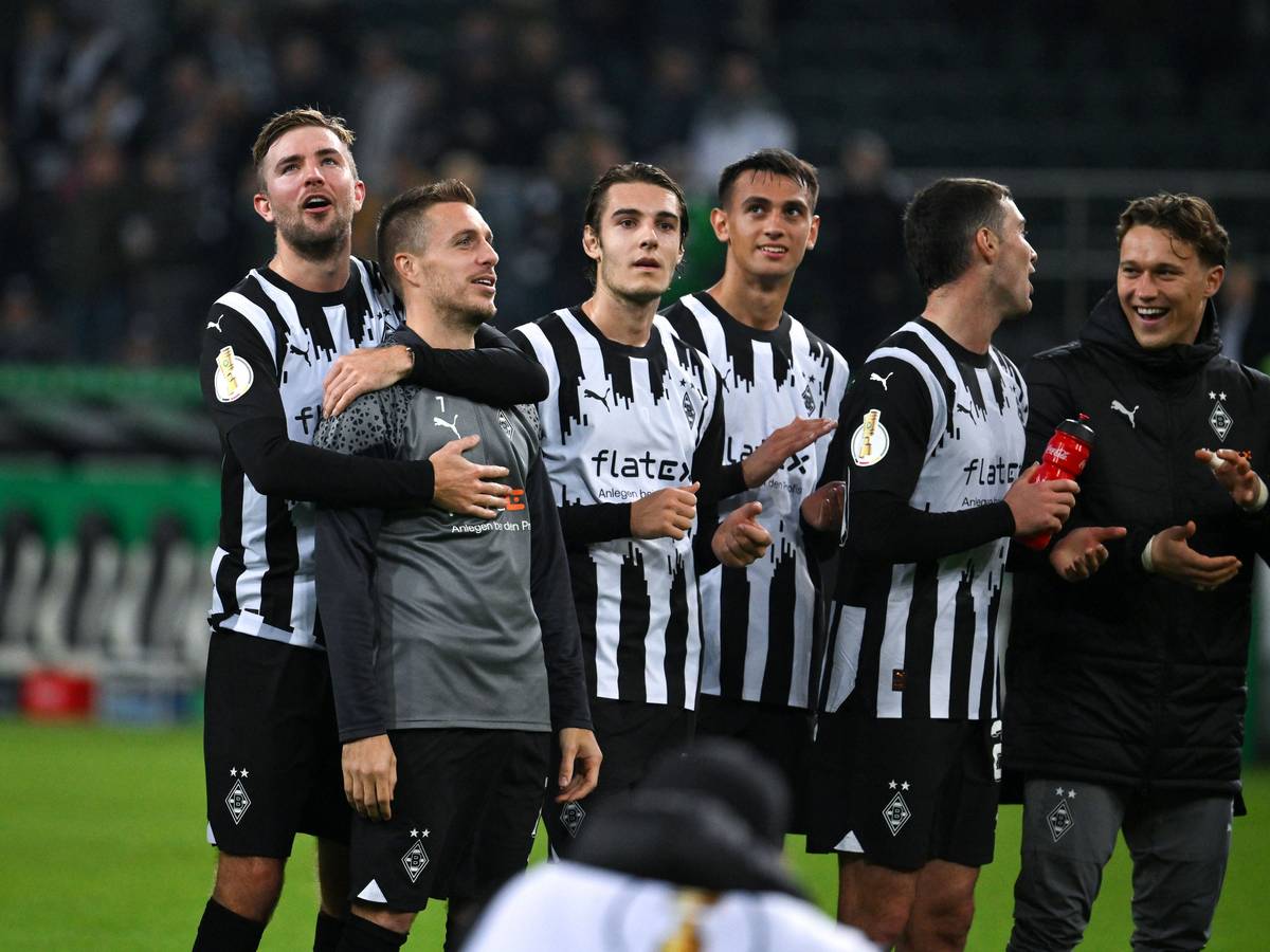 Borussia-Spieler stehen vor der Kurve und applaudieren.