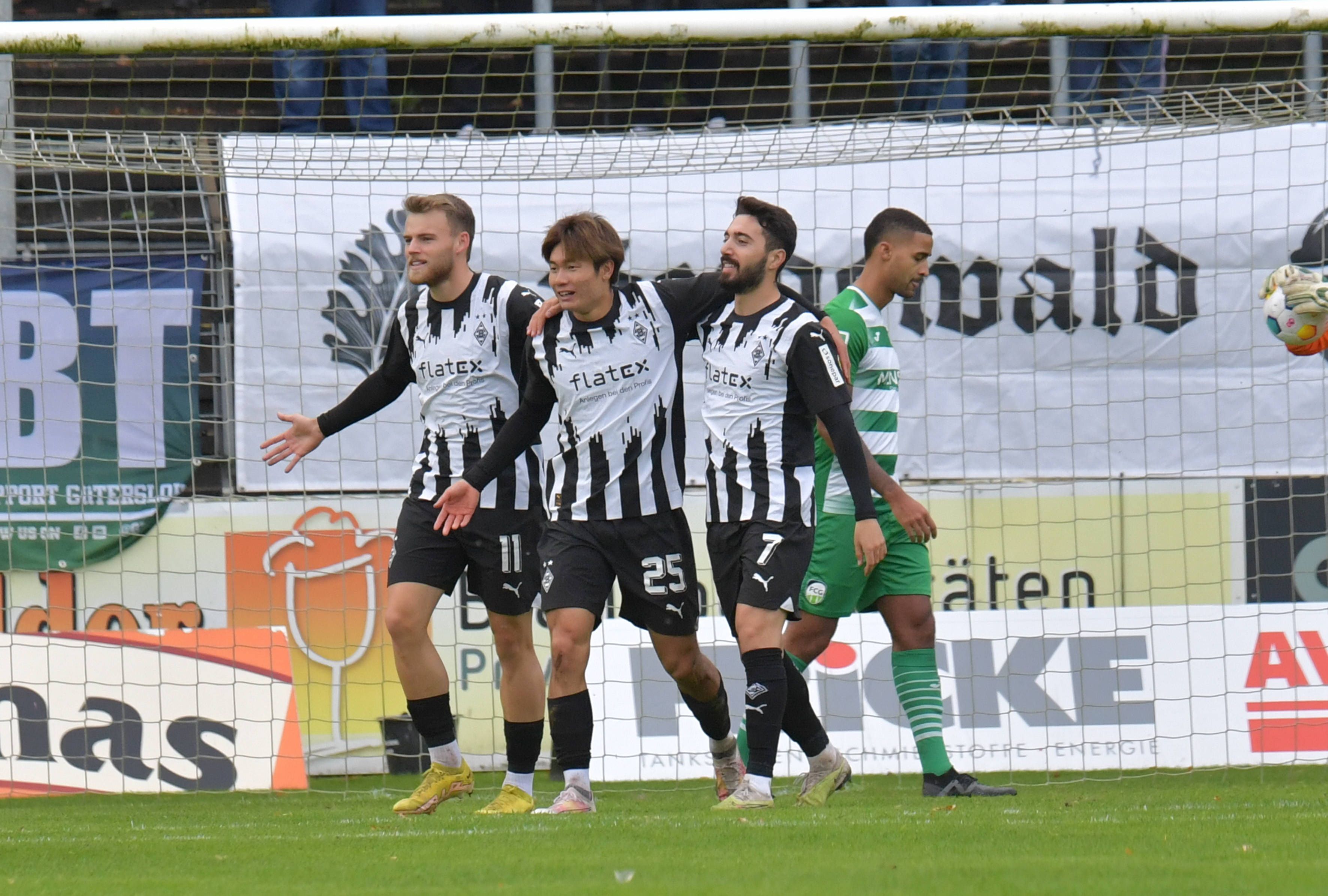 Mika Schroers, Shio Fukuda und Jacob Italiano jubeln zusammen.