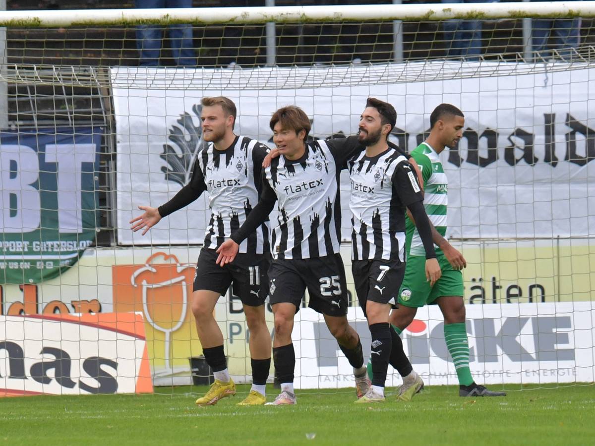 Mika Schroers, Shio Fukuda und Jacob Italiano jubeln zusammen.