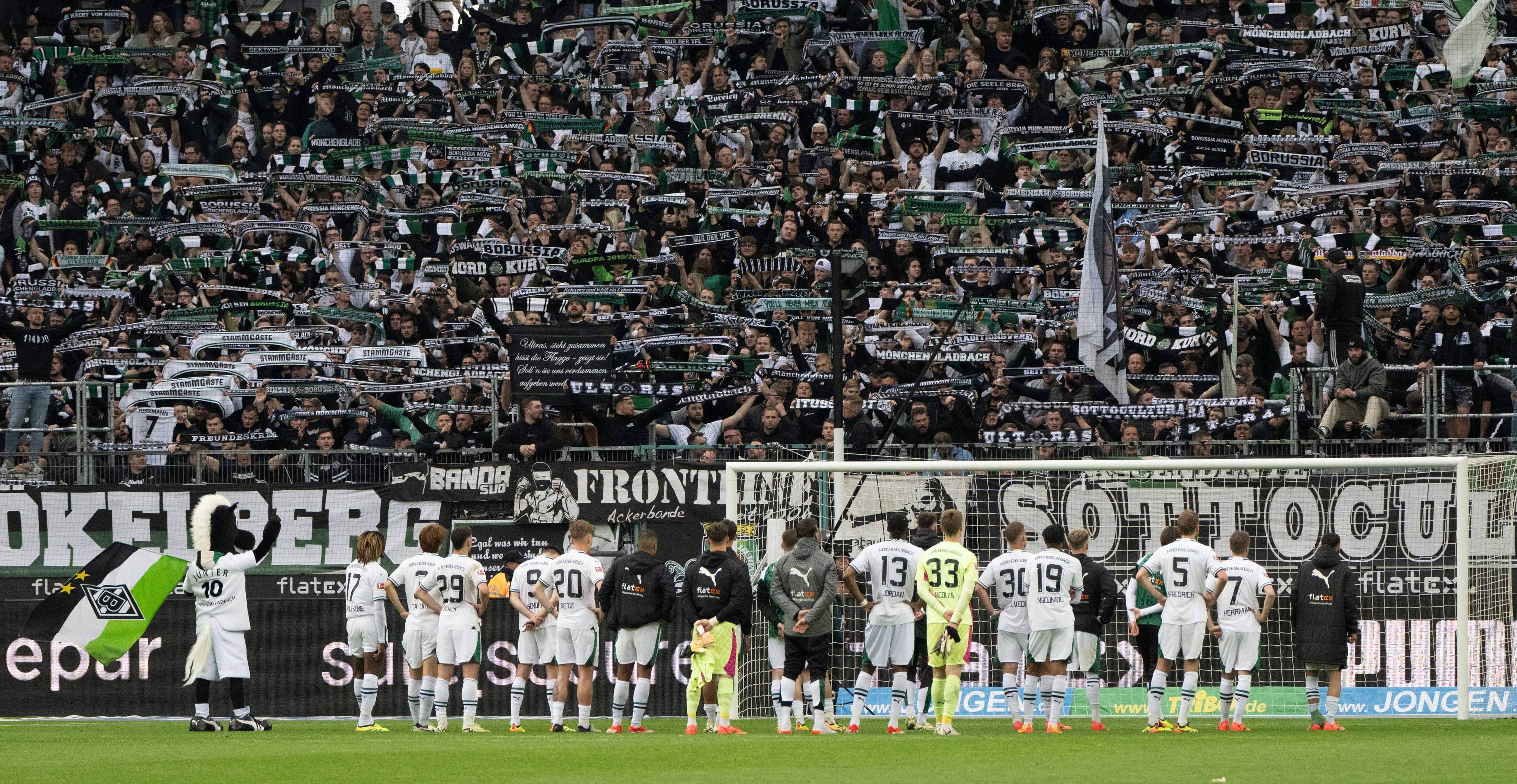 Die Gladbach-Spieler stehen vor der Nordkurve nach dem Spiel.