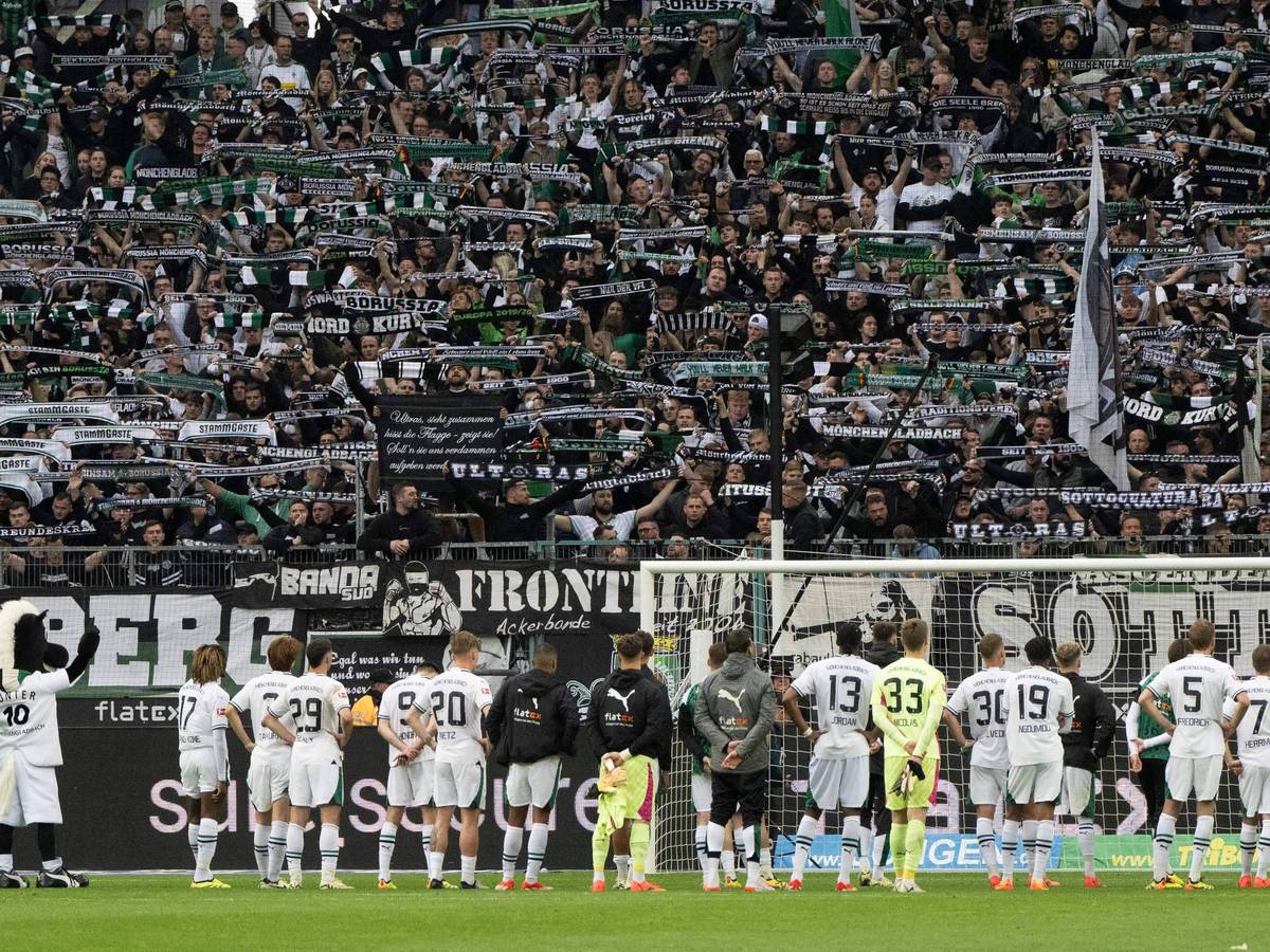 Die Gladbach-Spieler stehen vor der Nordkurve nach dem Spiel.