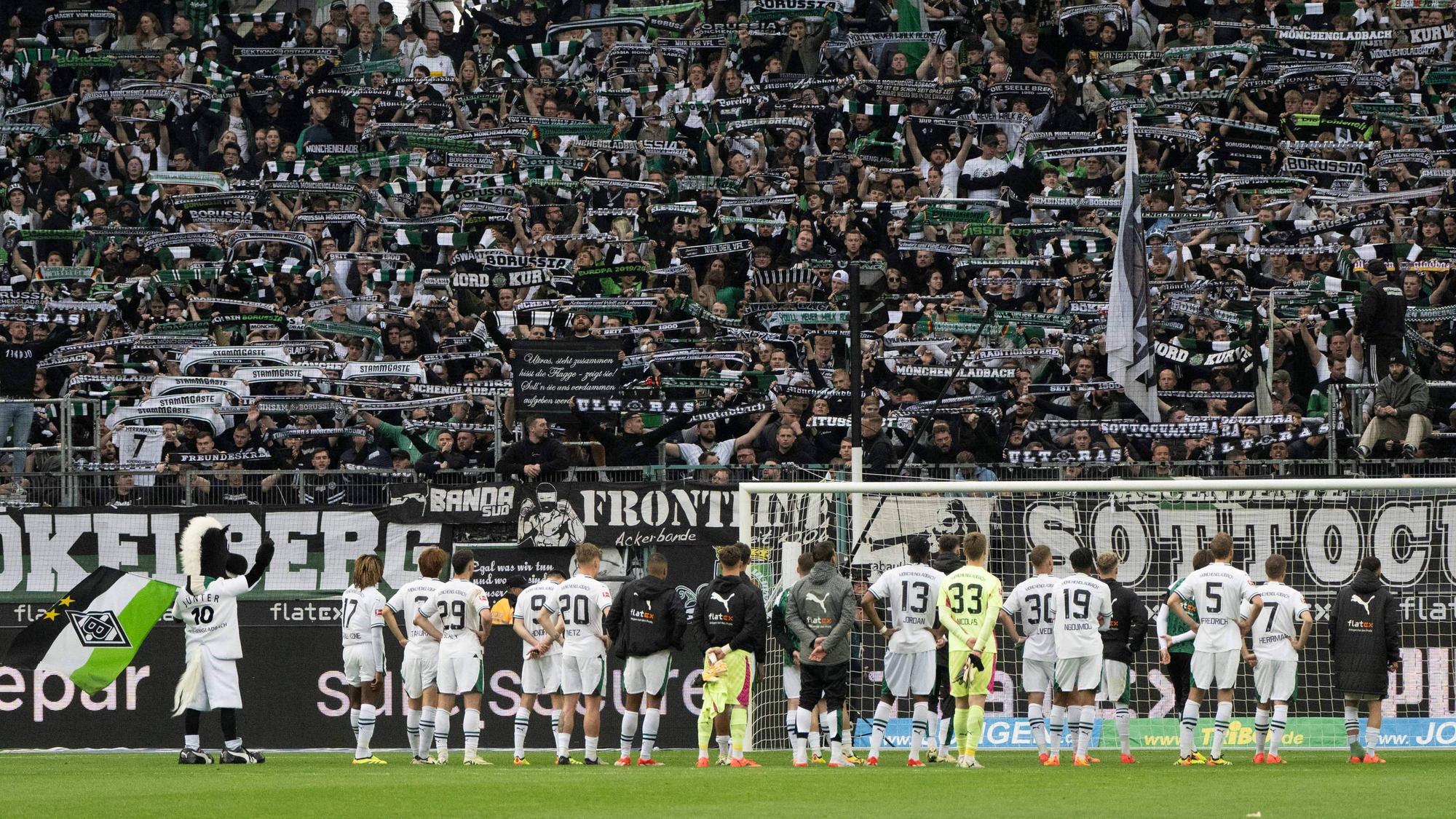 Die Gladbach-Spieler stehen vor der Nordkurve nach dem Spiel.