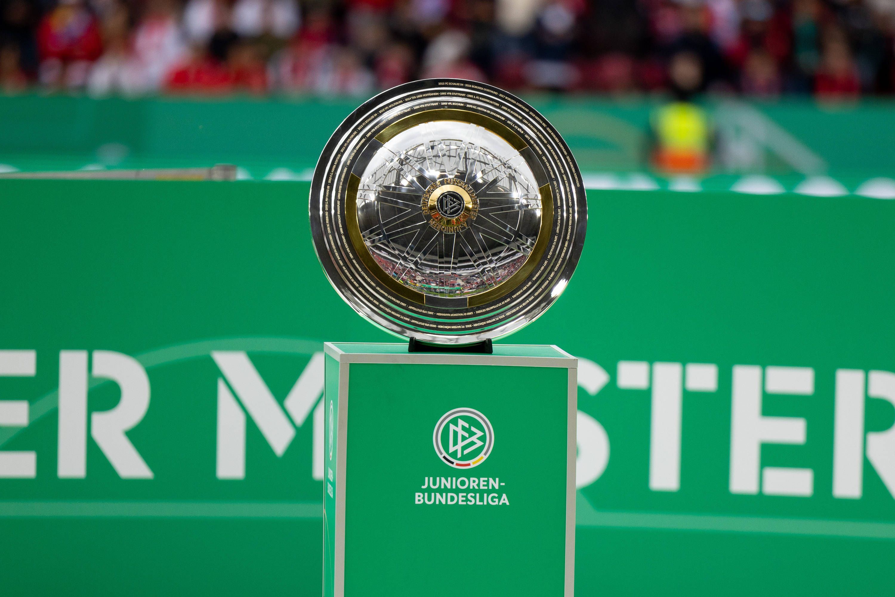 Sie ist das Ziel! Die Meisterschale der A-Junioren-Bundesliga – auch Gladbach hat noch Chancen auf den Titel.