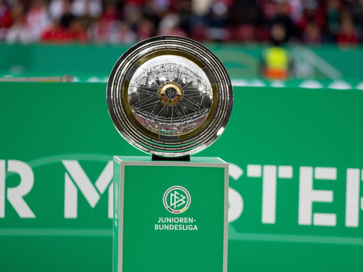 Sie ist das Ziel! Die Meisterschale der A-Junioren-Bundesliga – auch Gladbach hat noch Chancen auf den Titel.