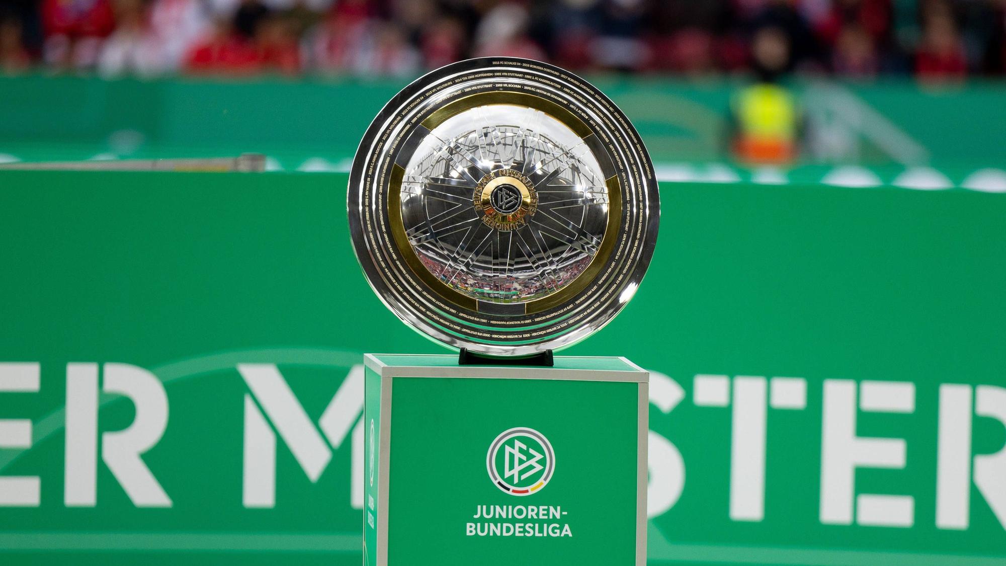Sie ist das Ziel! Die Meisterschale der A-Junioren-Bundesliga – auch Gladbach hat noch Chancen auf den Titel.