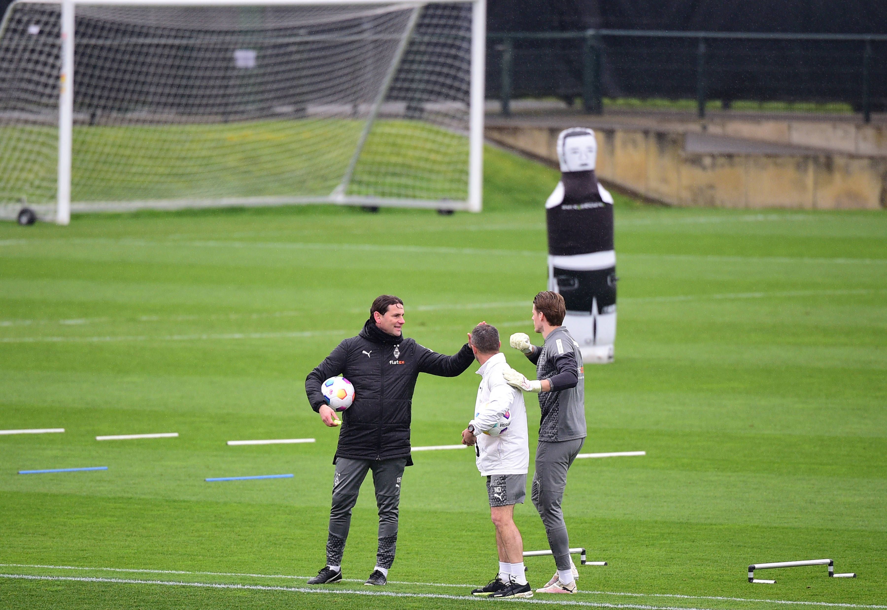 Seoane und Omlin auf dem Trainings-Platz.