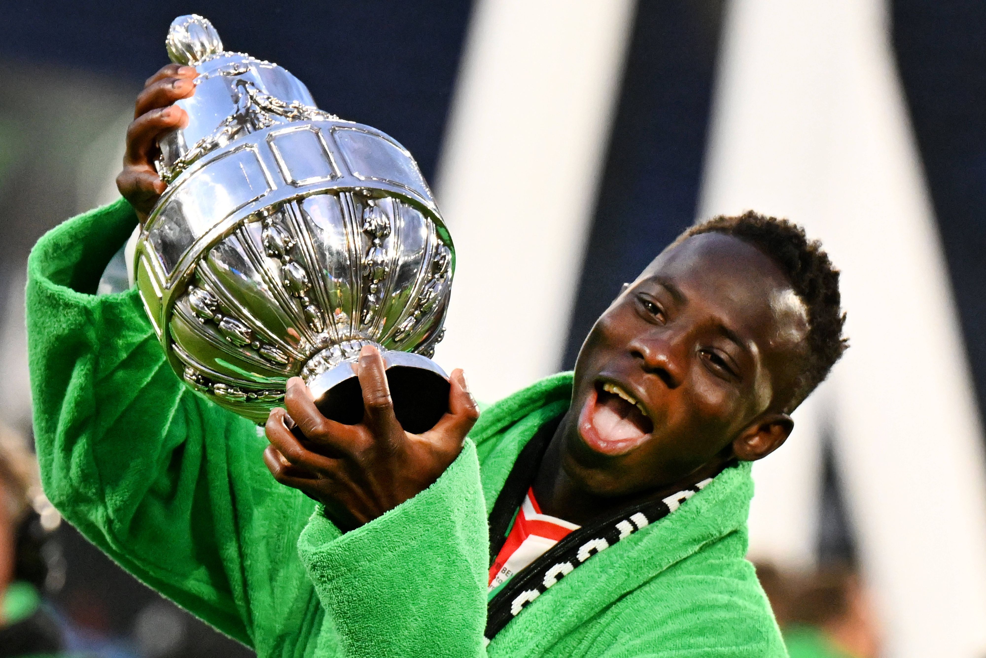 Yankuba Minteh mit dem niederländischen Pokal.