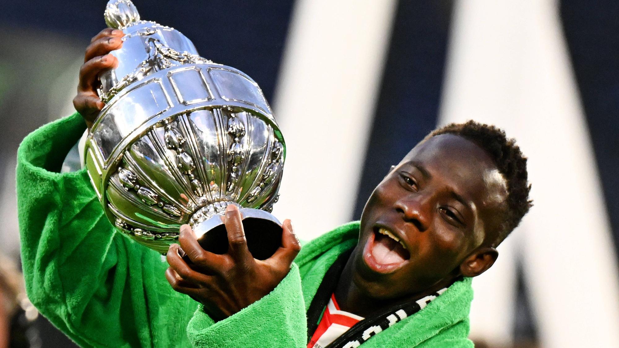 Yankuba Minteh mit dem niederländischen Pokal.
