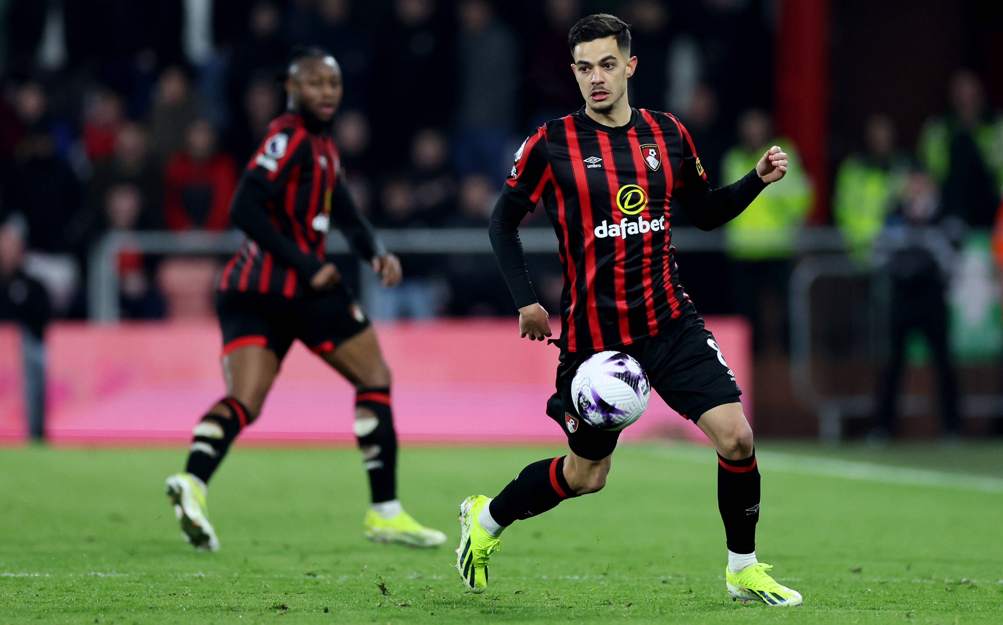 Romain Faivre am Ball für Bournemouth.