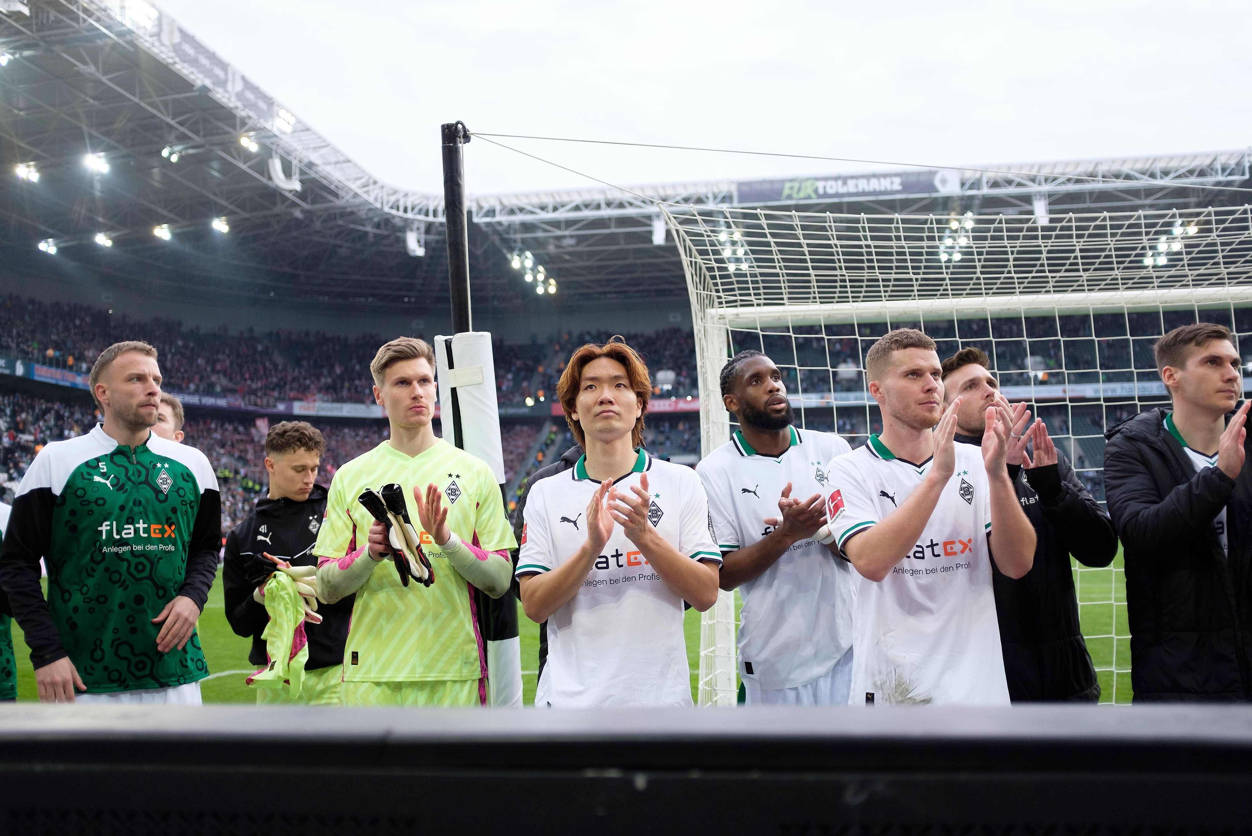 Borussia-Spieler vor der Nordkurve.