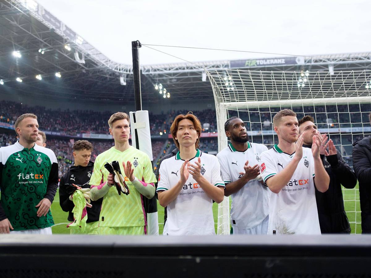 Borussia-Spieler vor der Nordkurve.