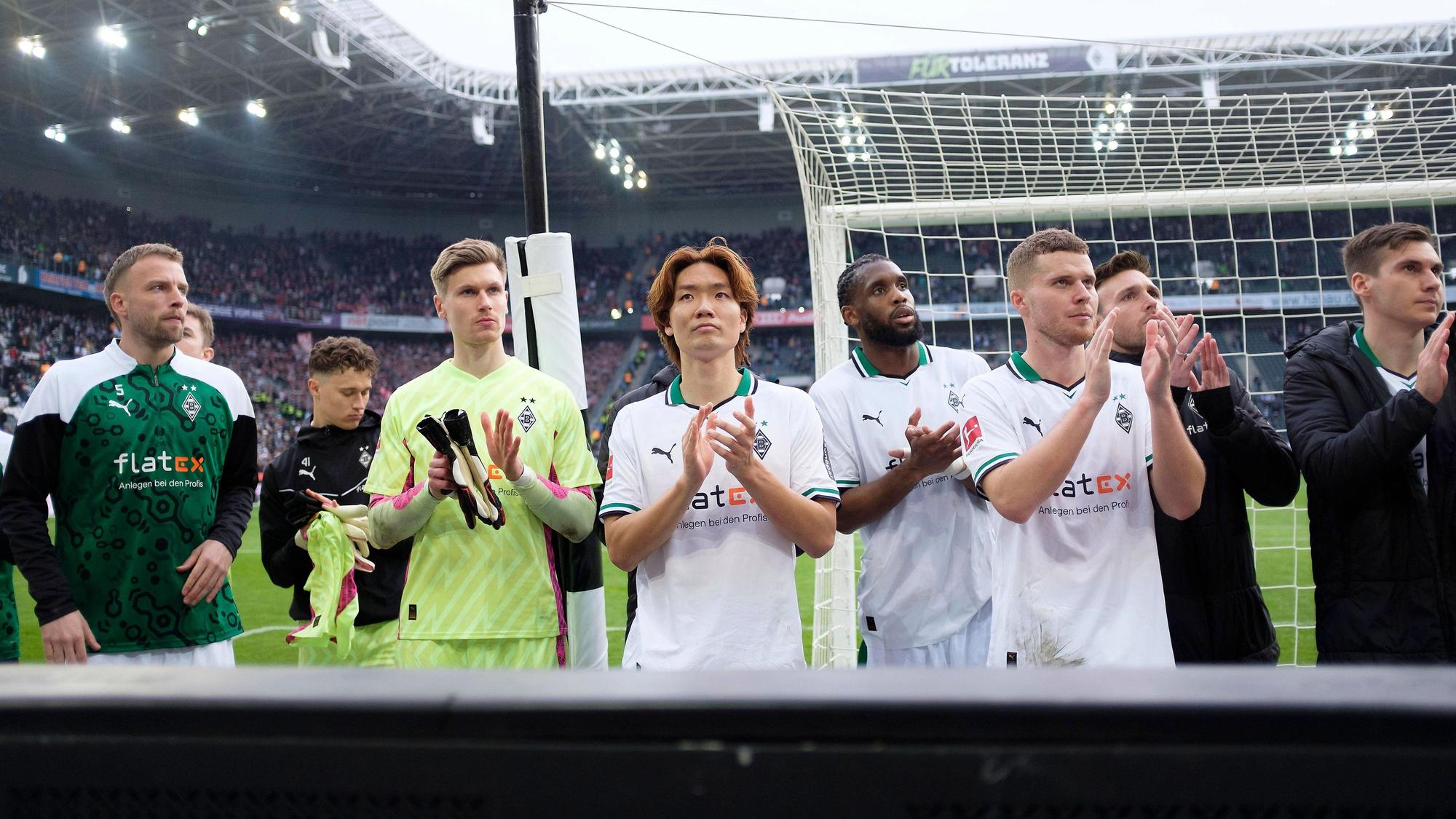 Borussia-Spieler vor der Nordkurve.