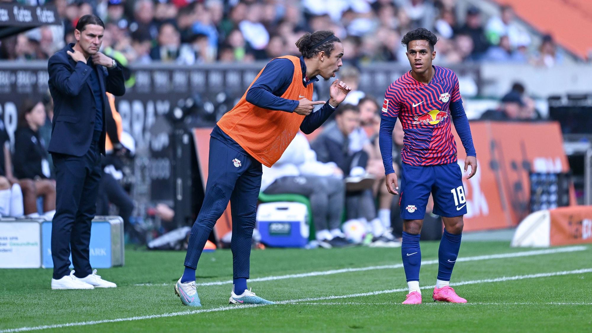 Fabio Carvalho erhält Tipps von Youssuf Poulsen.