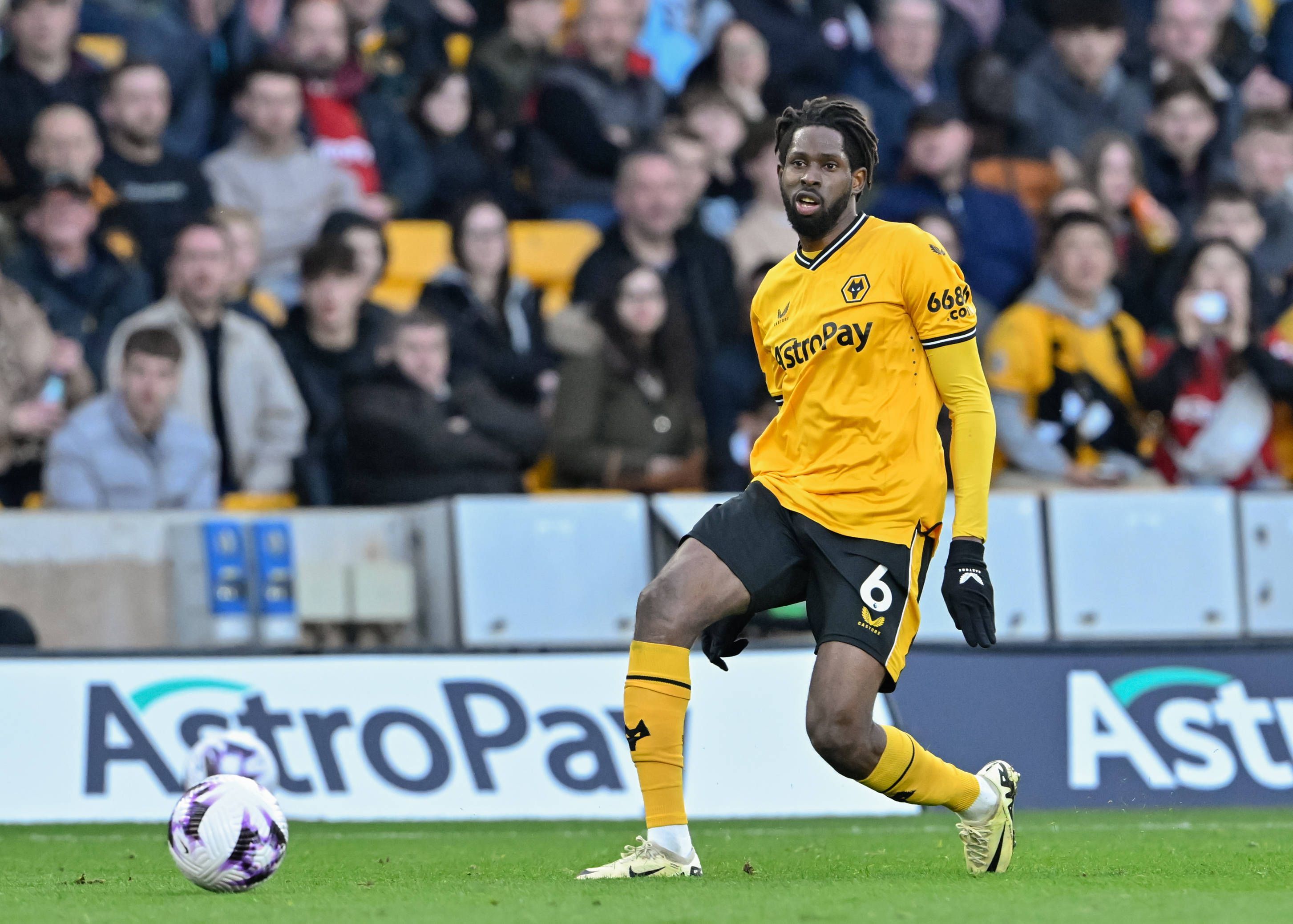 Boubacar Traoré spielt einen Pass.