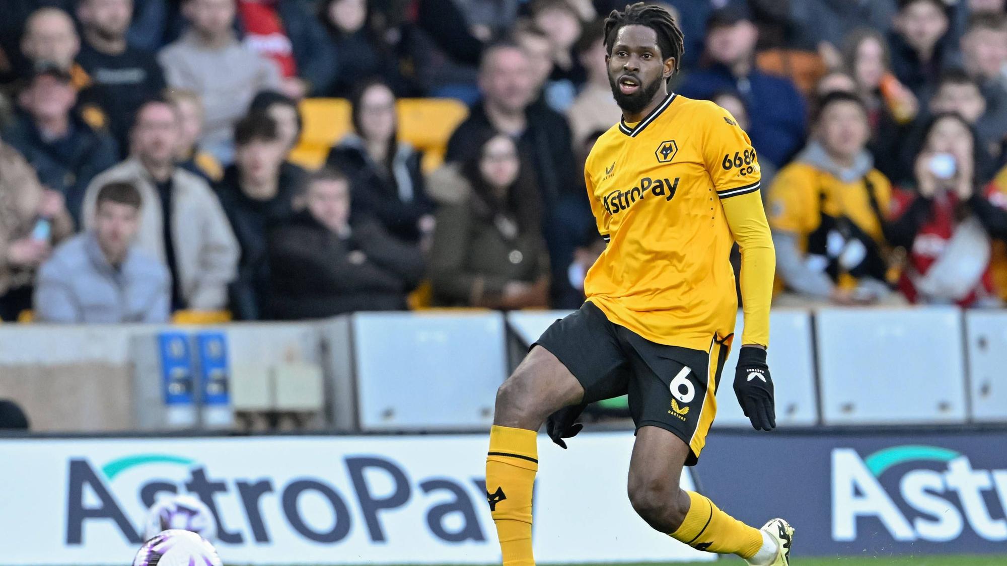 Boubacar Traoré spielt einen Pass.