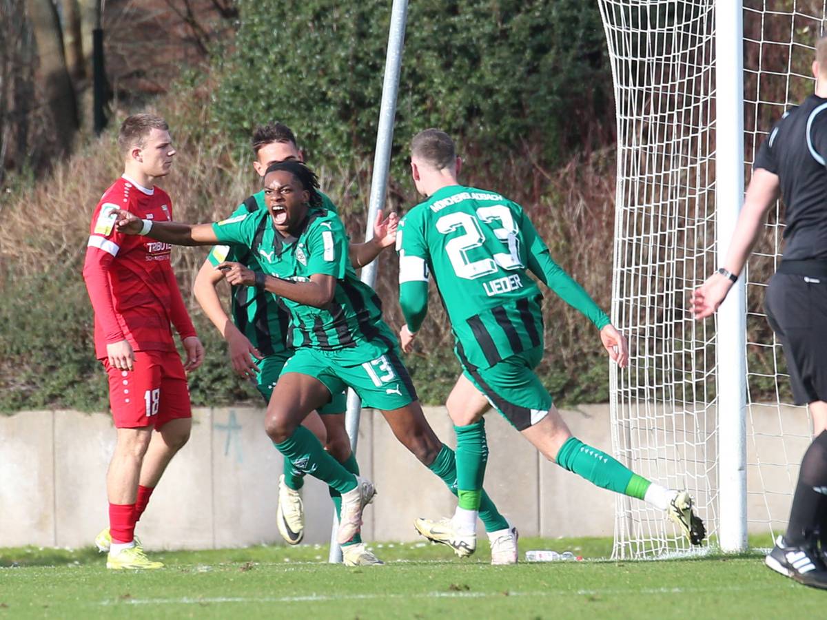 Winsley Boteli jubelt im Gladbach-Trikot.