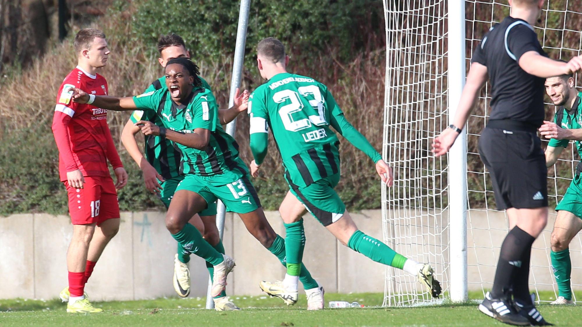 Winsley Boteli jubelt im Gladbach-Trikot.