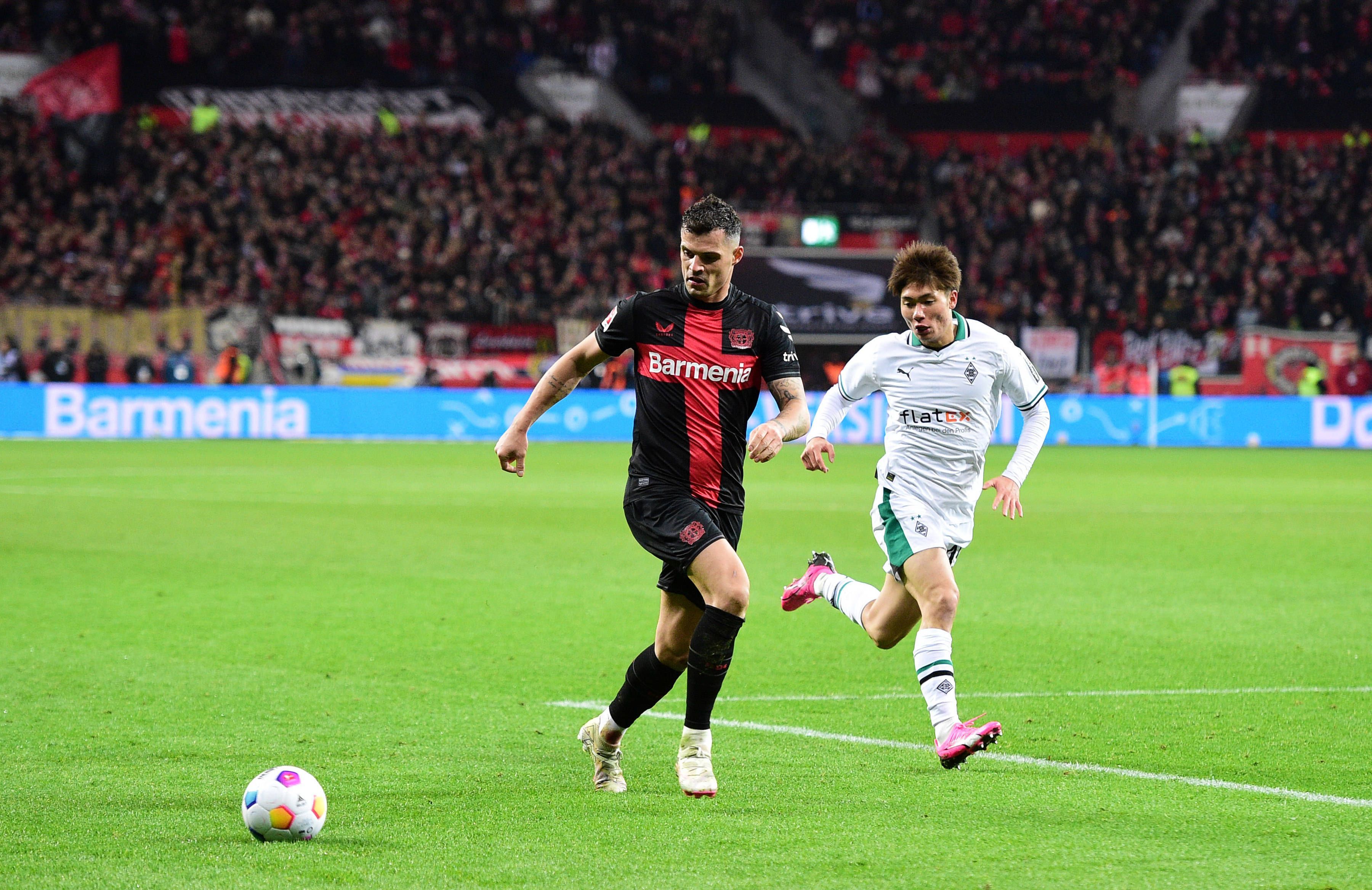 Granit Xhaka und Shio Fukuda laufen dem Ball hinterher