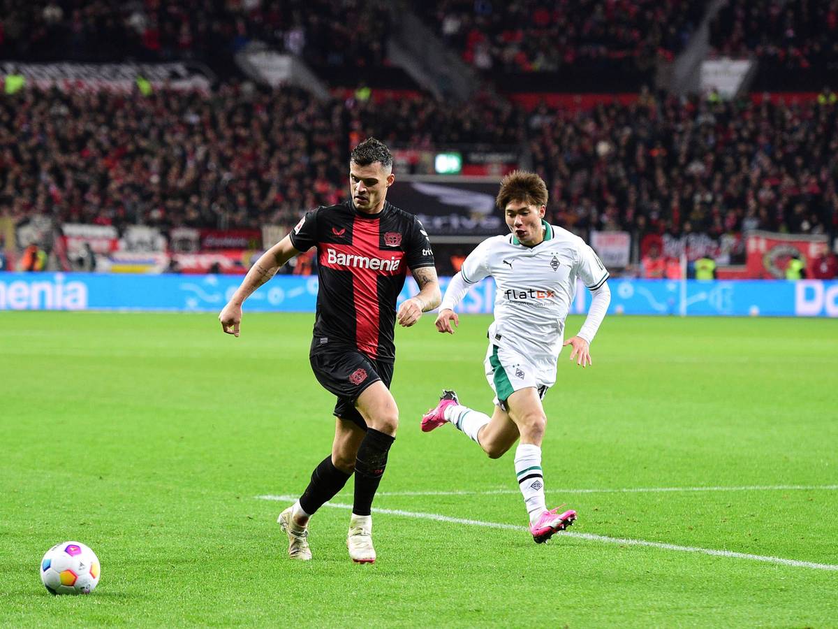 Granit Xhaka und Shio Fukuda laufen dem Ball hinterher