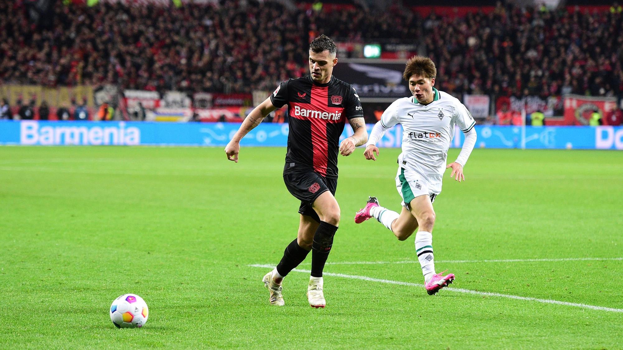Granit Xhaka und Shio Fukuda laufen dem Ball hinterher