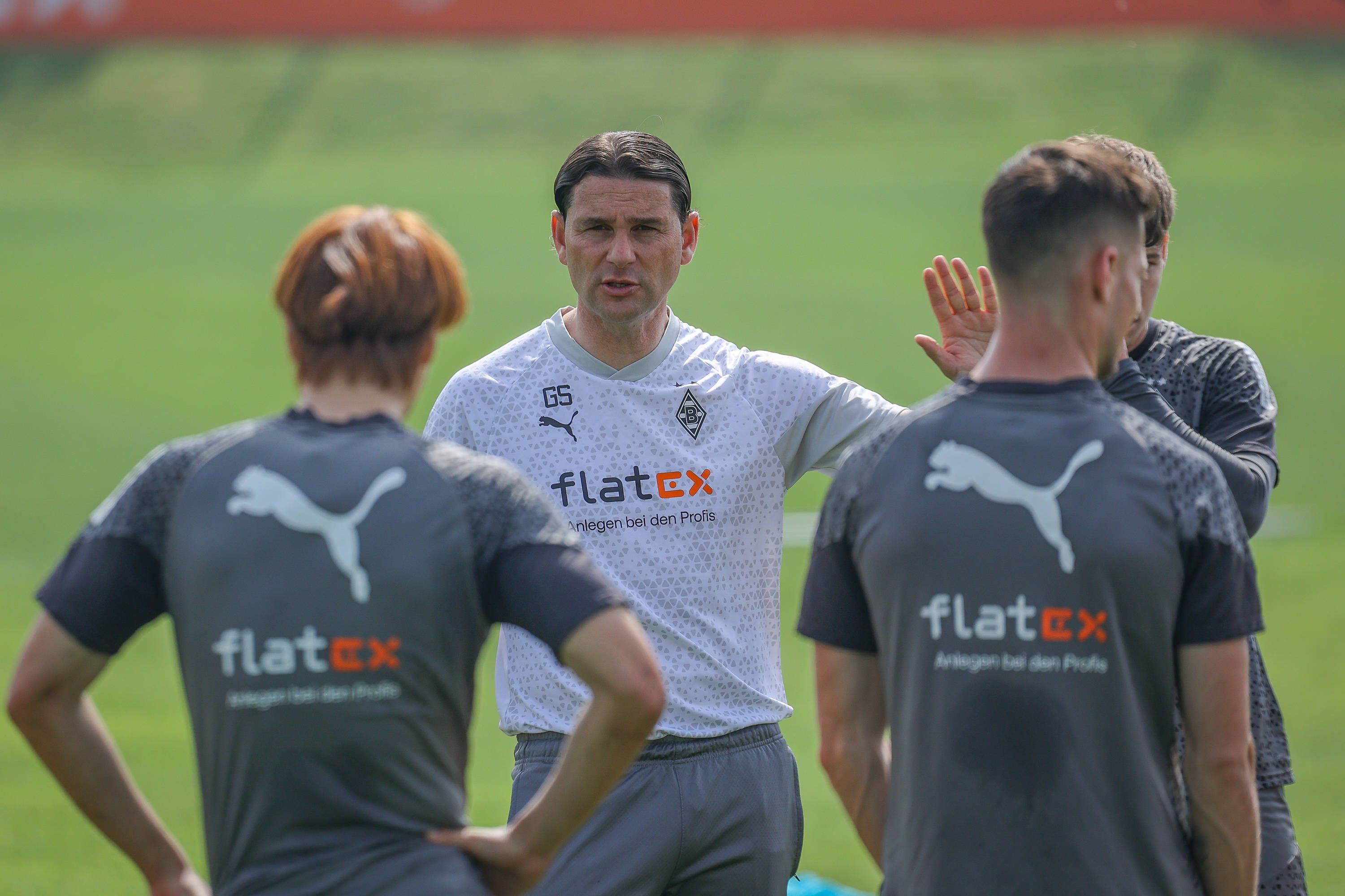 Gerardo Seoane erklärt etwas auf dem Trainingsplatz.