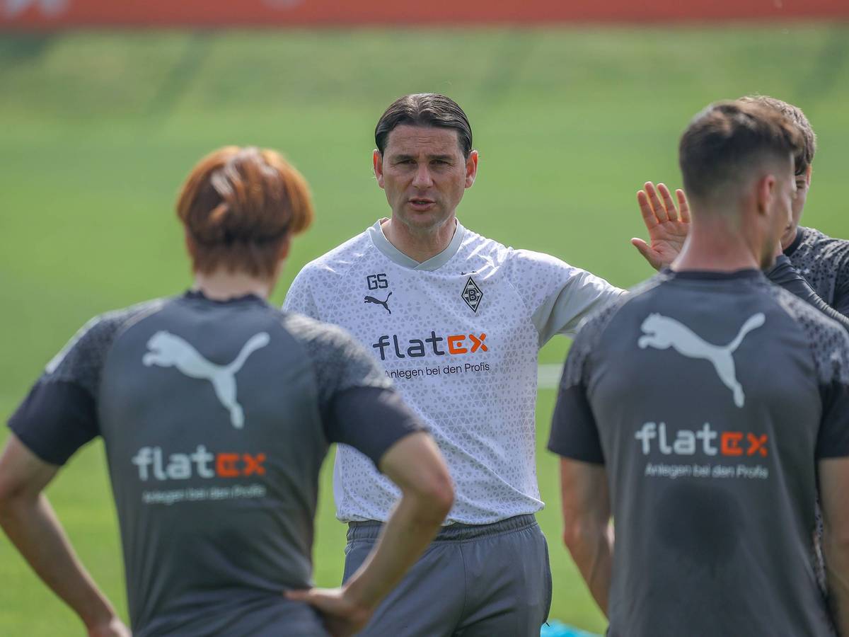 Gerardo Seoane erklärt etwas auf dem Trainingsplatz.