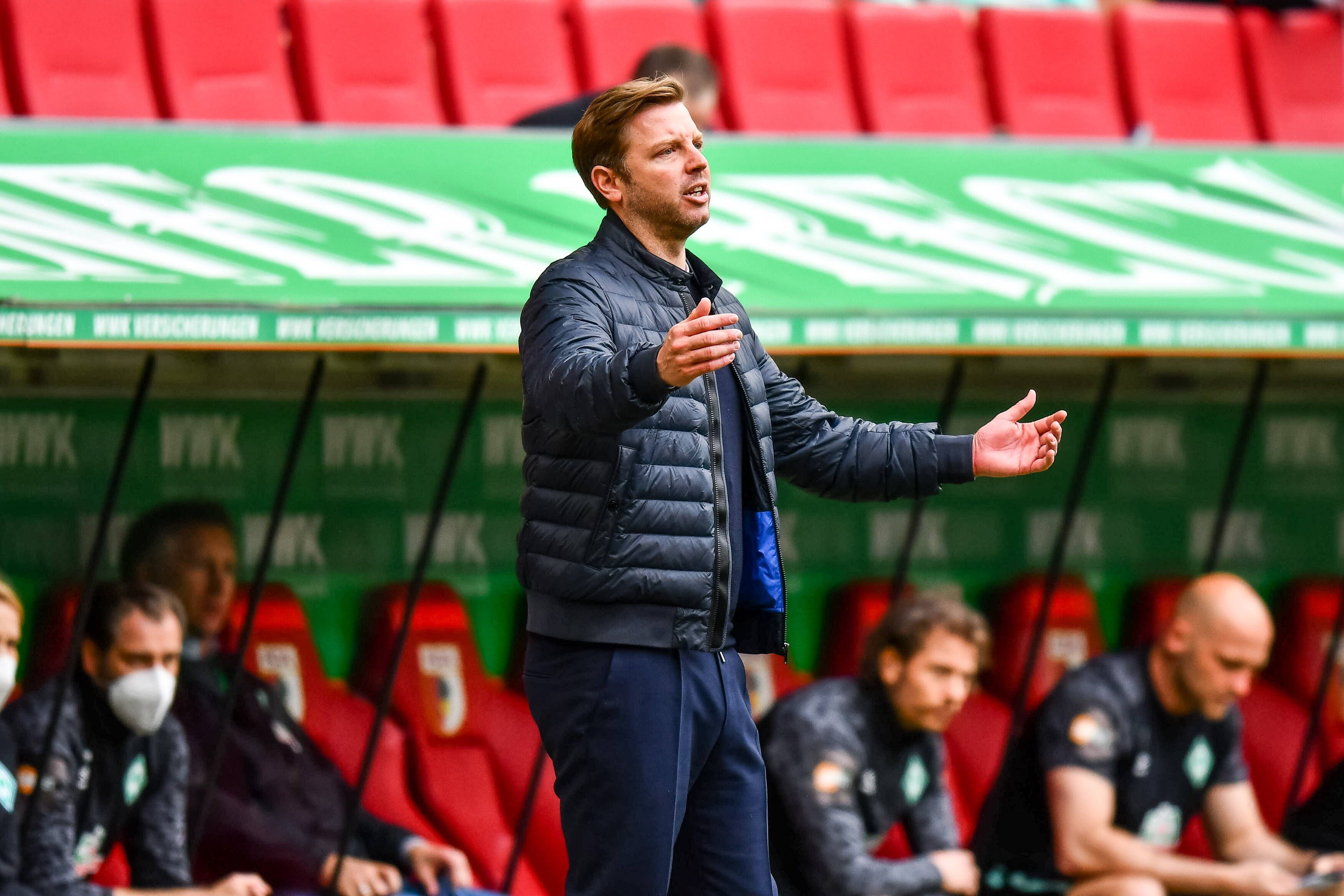 Florian Kohfeldt gestikuliert am Spielfeldrand.