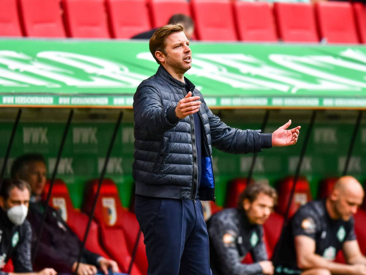 Florian Kohfeldt gestikuliert am Spielfeldrand.