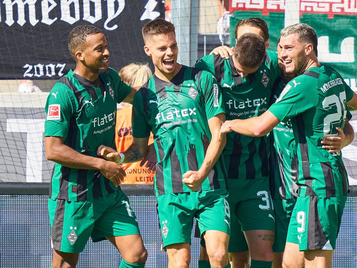 Spieler von Borussia Mönchengladbach bejubeln einen Treffer.