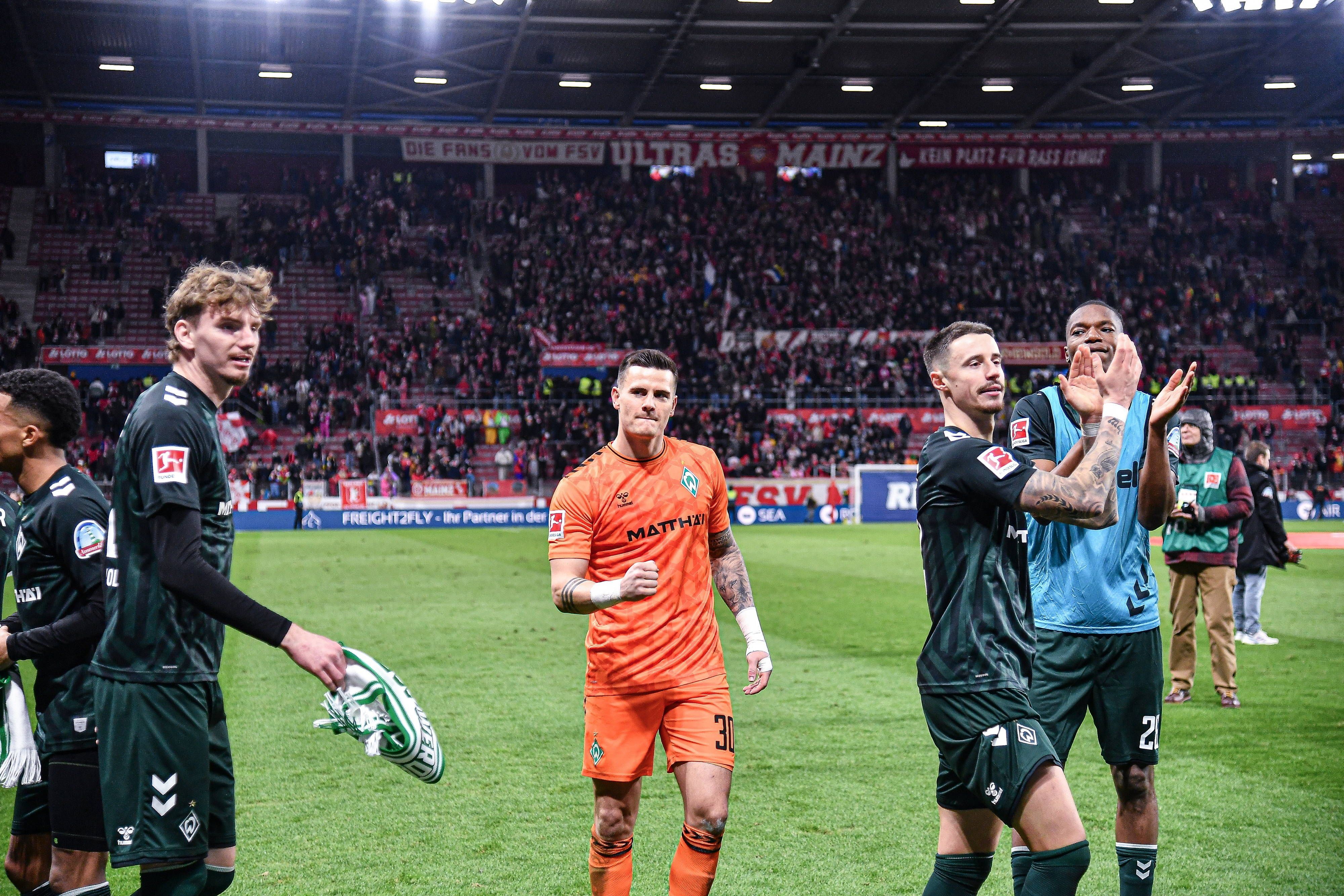 Spieler, an dem Borussia Mönchengladbach interessiert war, spiel nun für Werder und klatscht vor den Fans.
