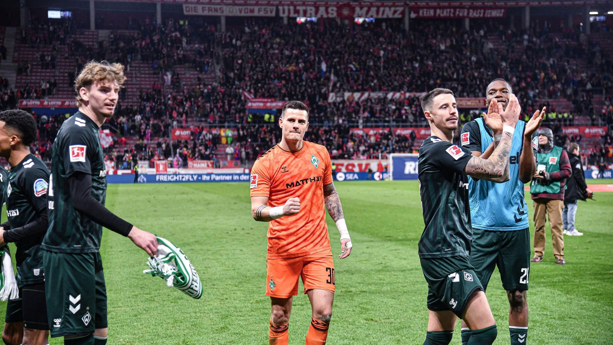 Spieler, an dem Borussia Mönchengladbach interessiert war, spiel nun für Werder und klatscht vor den Fans.