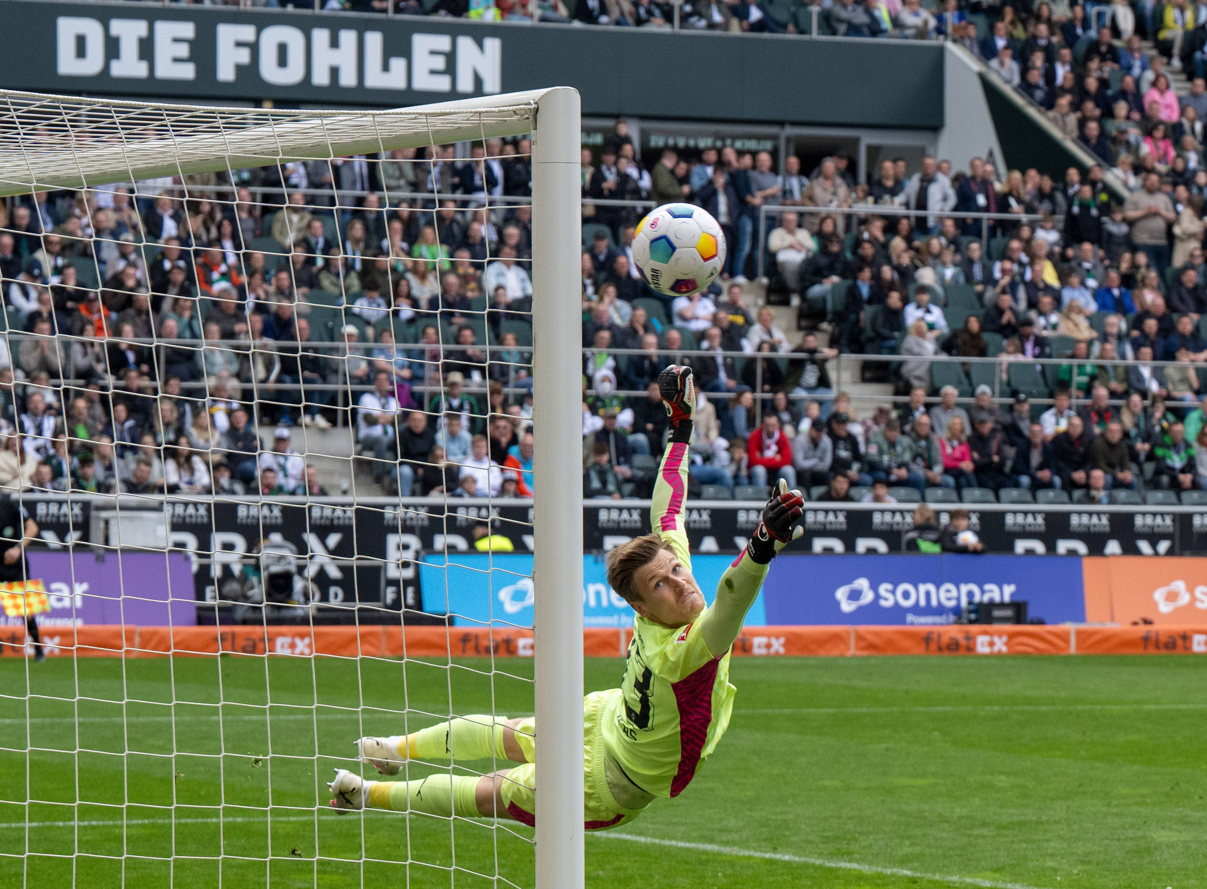 Torwart von Borussia Mönchengladbach pariert einen Ball.