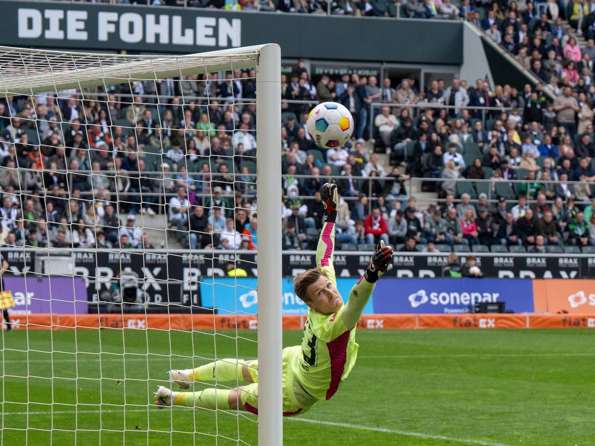 Torwart von Borussia Mönchengladbach pariert einen Ball.