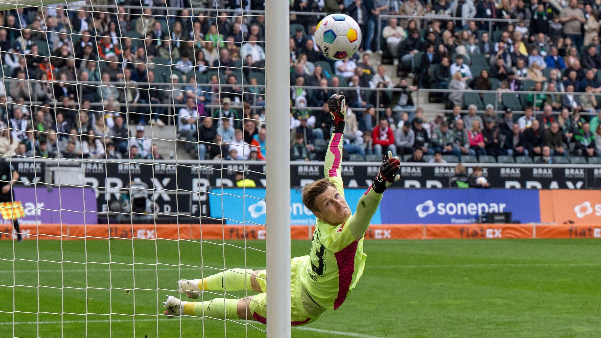 Torwart von Borussia Mönchengladbach pariert einen Ball.