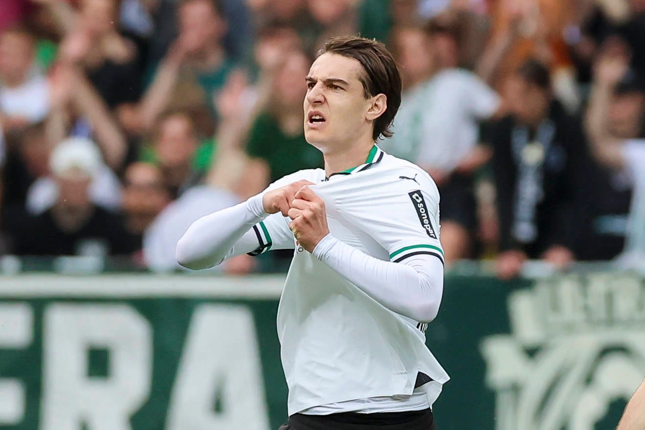 Flo Neuhaus fasst an sein Trikot.