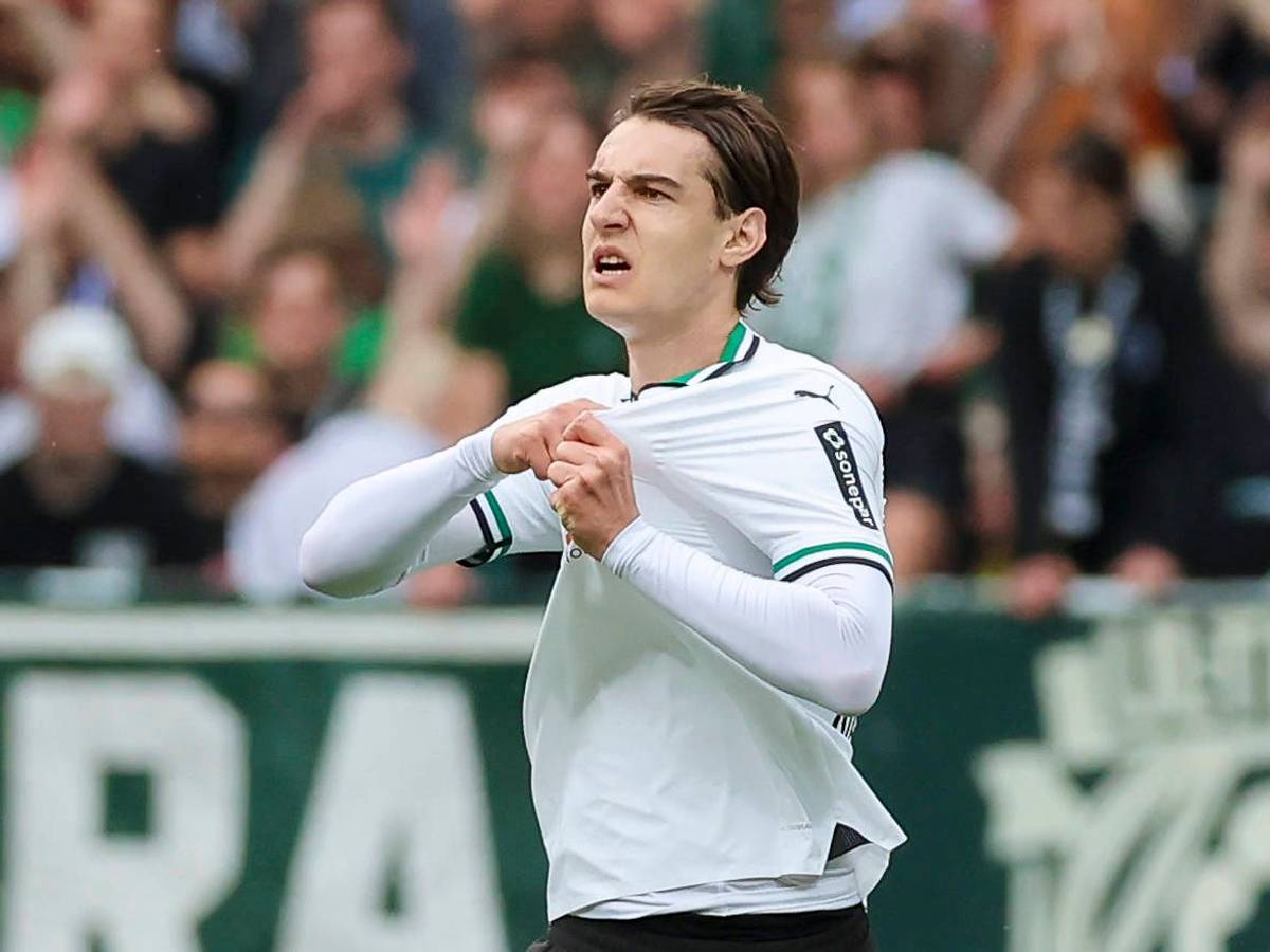 Flo Neuhaus fasst an sein Trikot.