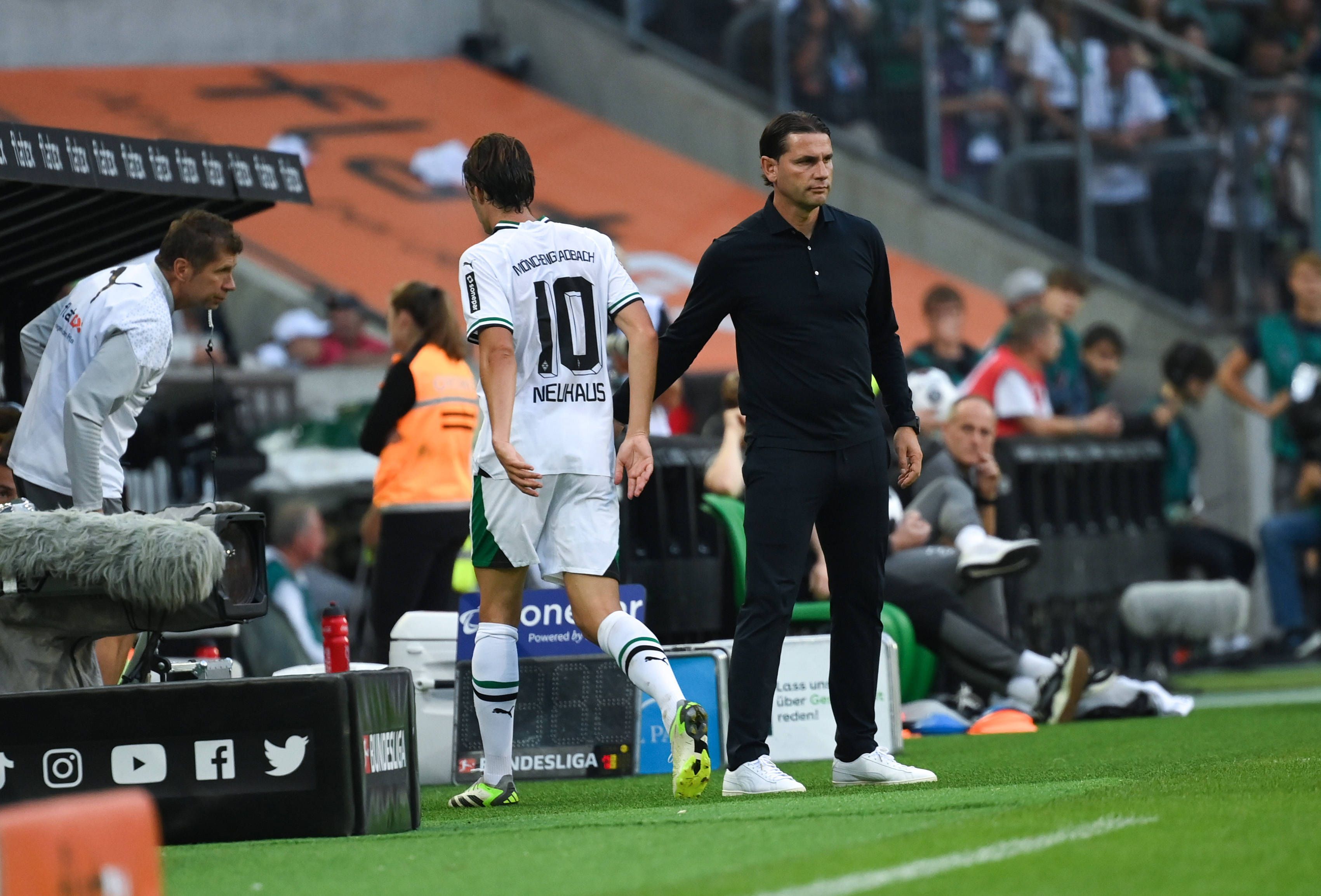 Flo Neuhaus und Gerardo Seoane nach einer Auswechslung.