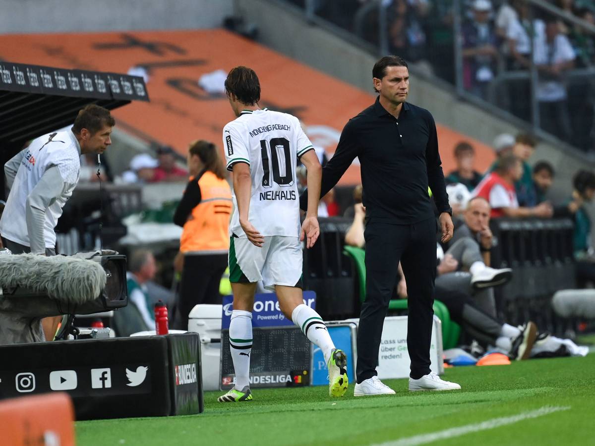 Flo Neuhaus und Gerardo Seoane nach einer Auswechslung.