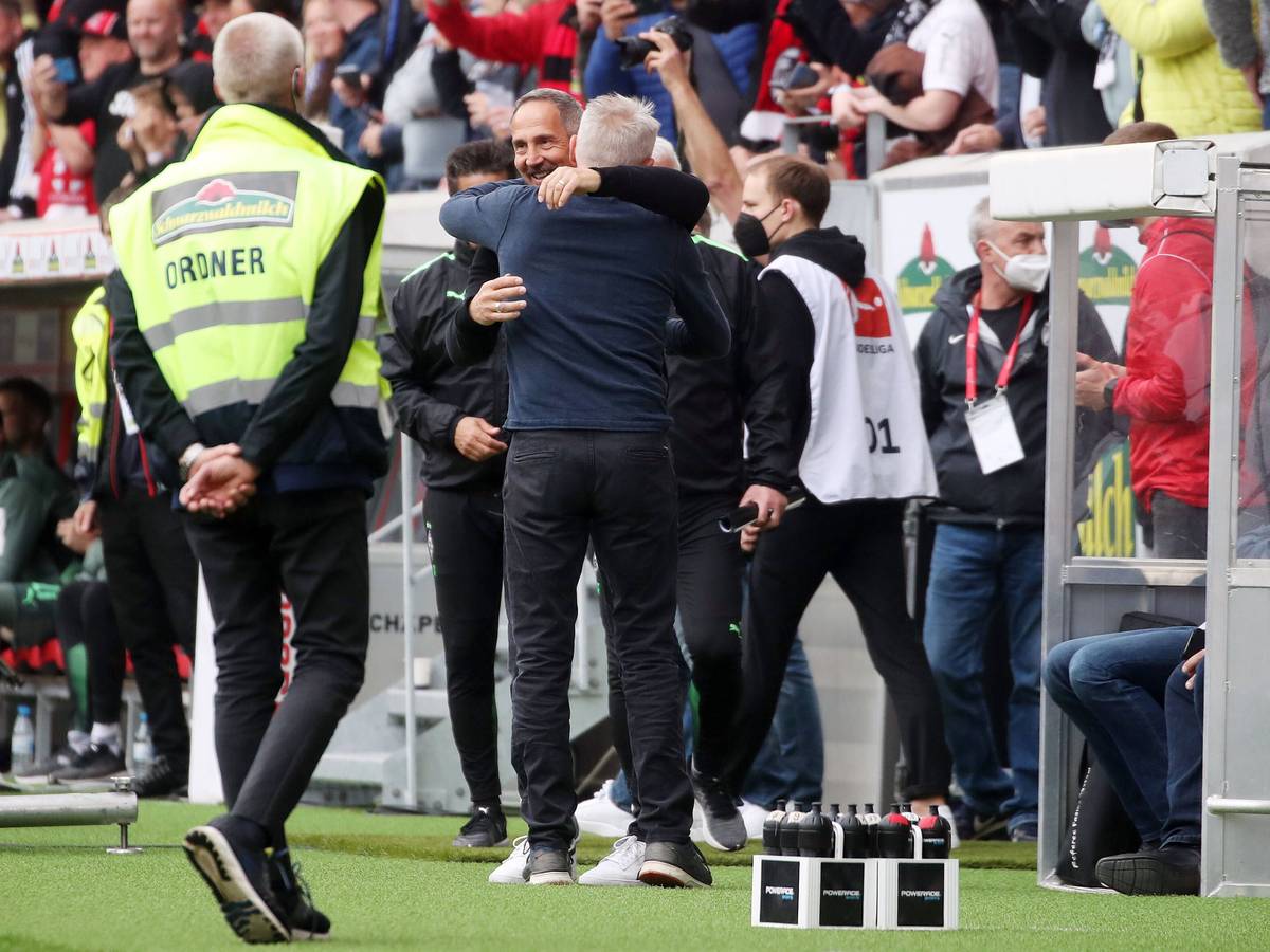 Adi Hütter umarmt Christian Streich.