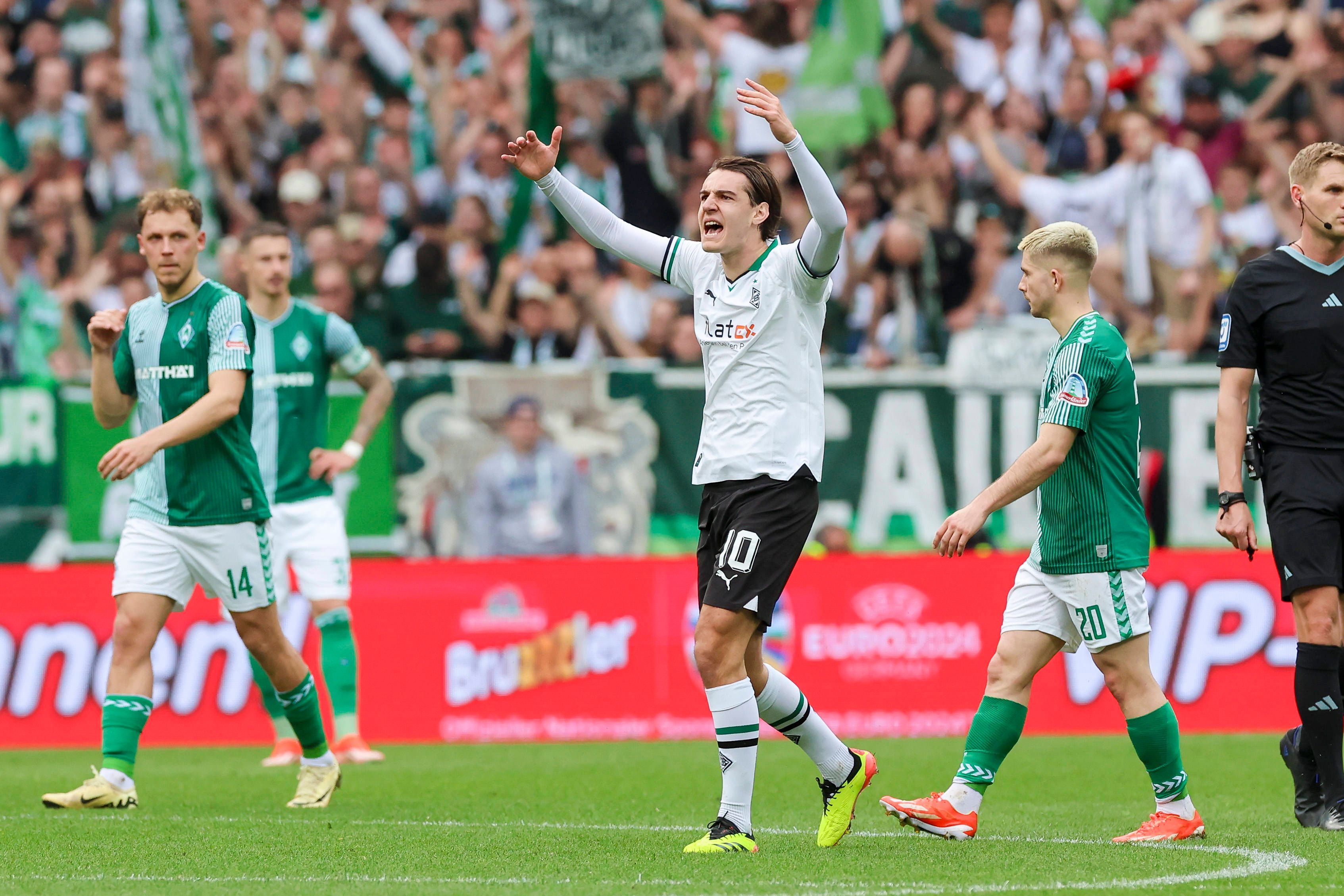 Flo Neuhaus bejubelt seinen Treffer für Borussia Mönchengladbach in Bremen.