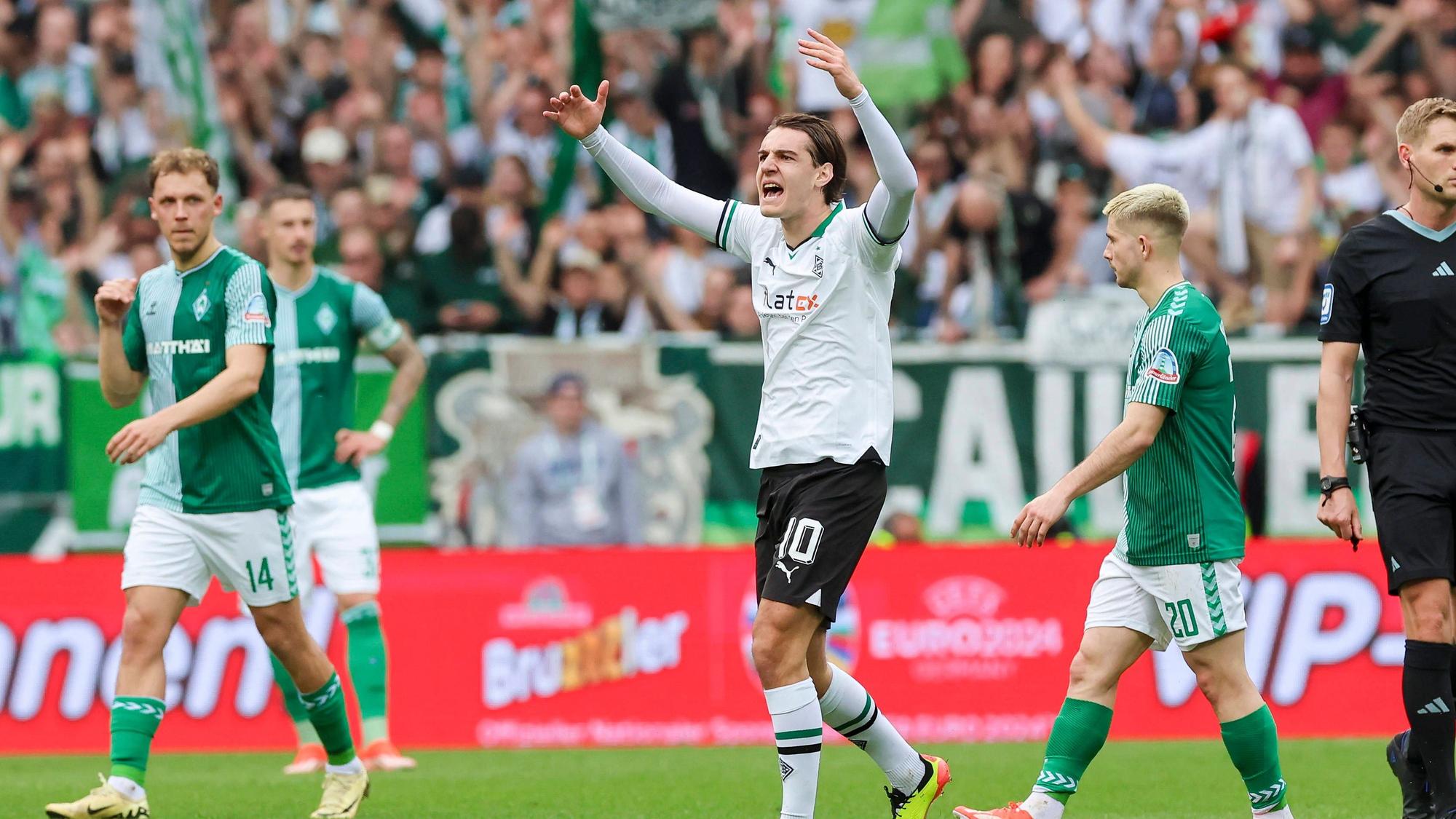 Flo Neuhaus bejubelt seinen Treffer für Borussia Mönchengladbach in Bremen.