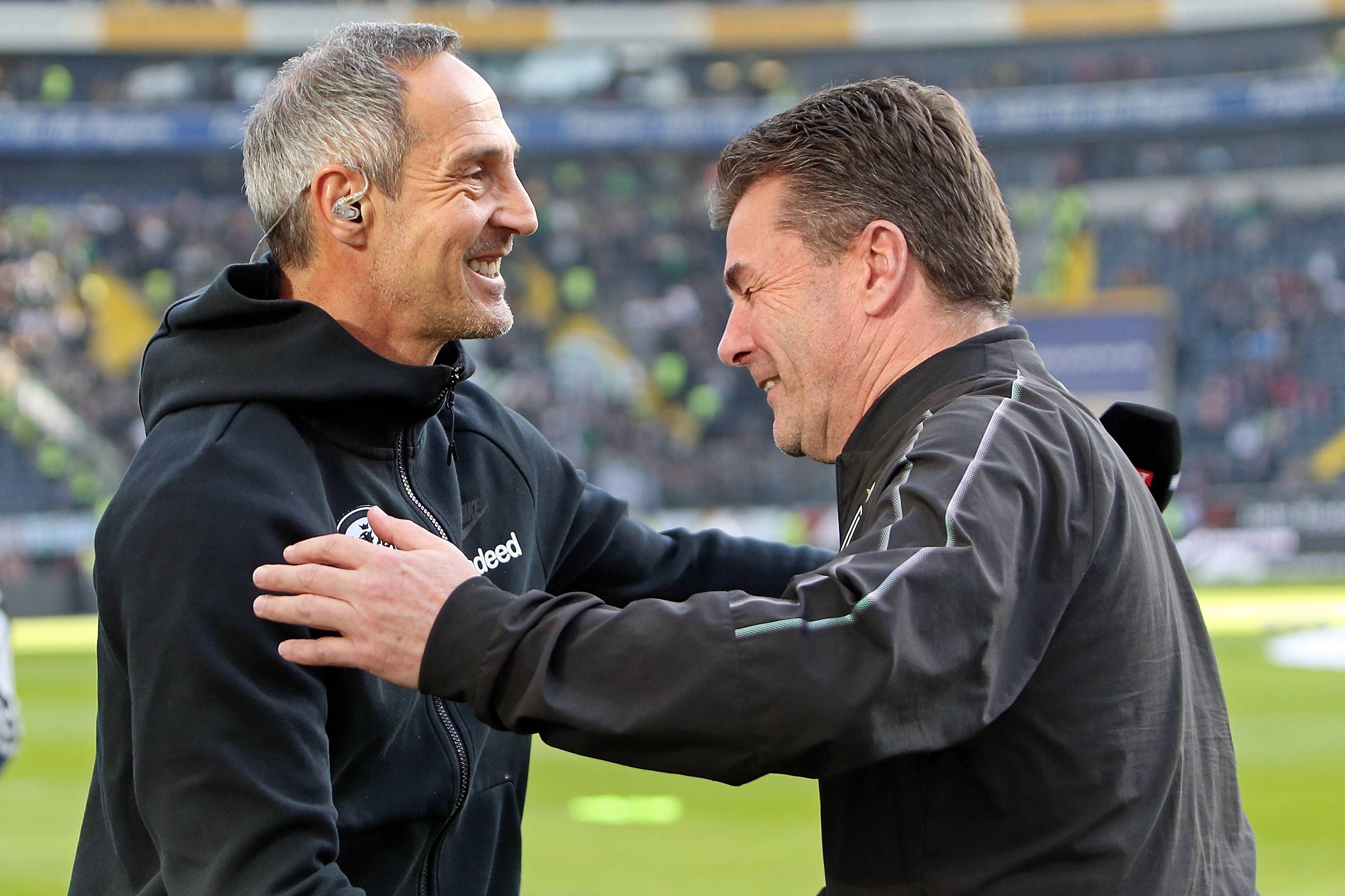 Adi Hütter und Dieter Hecking umarmen sich.