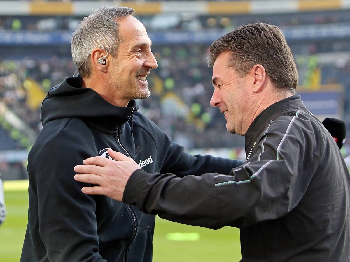 Adi Hütter und Dieter Hecking umarmen sich.
