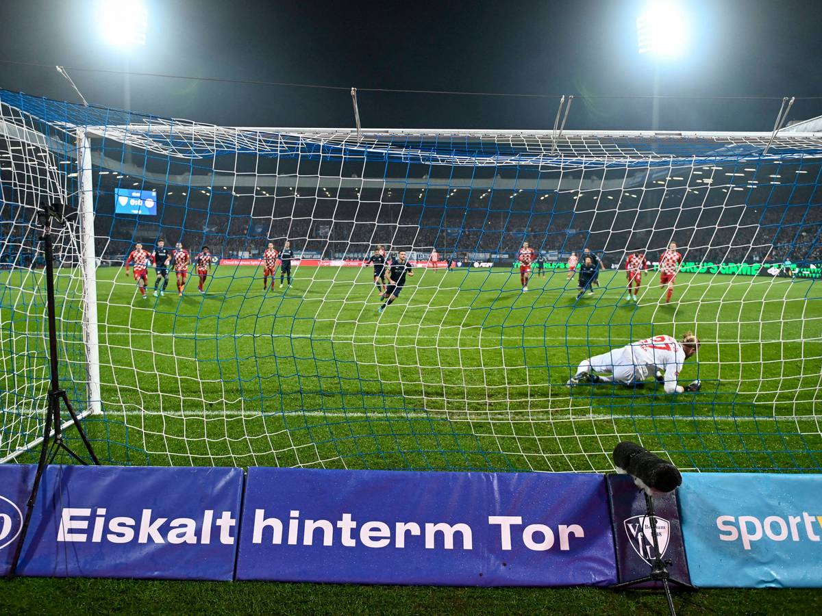 Robin Zentner hat keine Chance bei einem Strafstoß von Kevin Stöger.