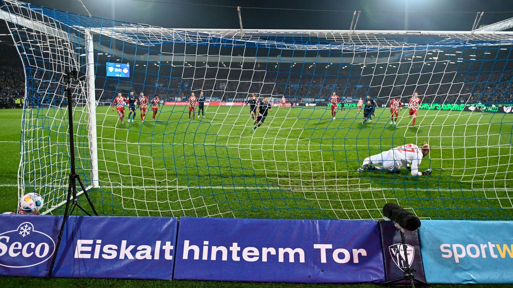 Robin Zentner hat keine Chance bei einem Strafstoß von Kevin Stöger.