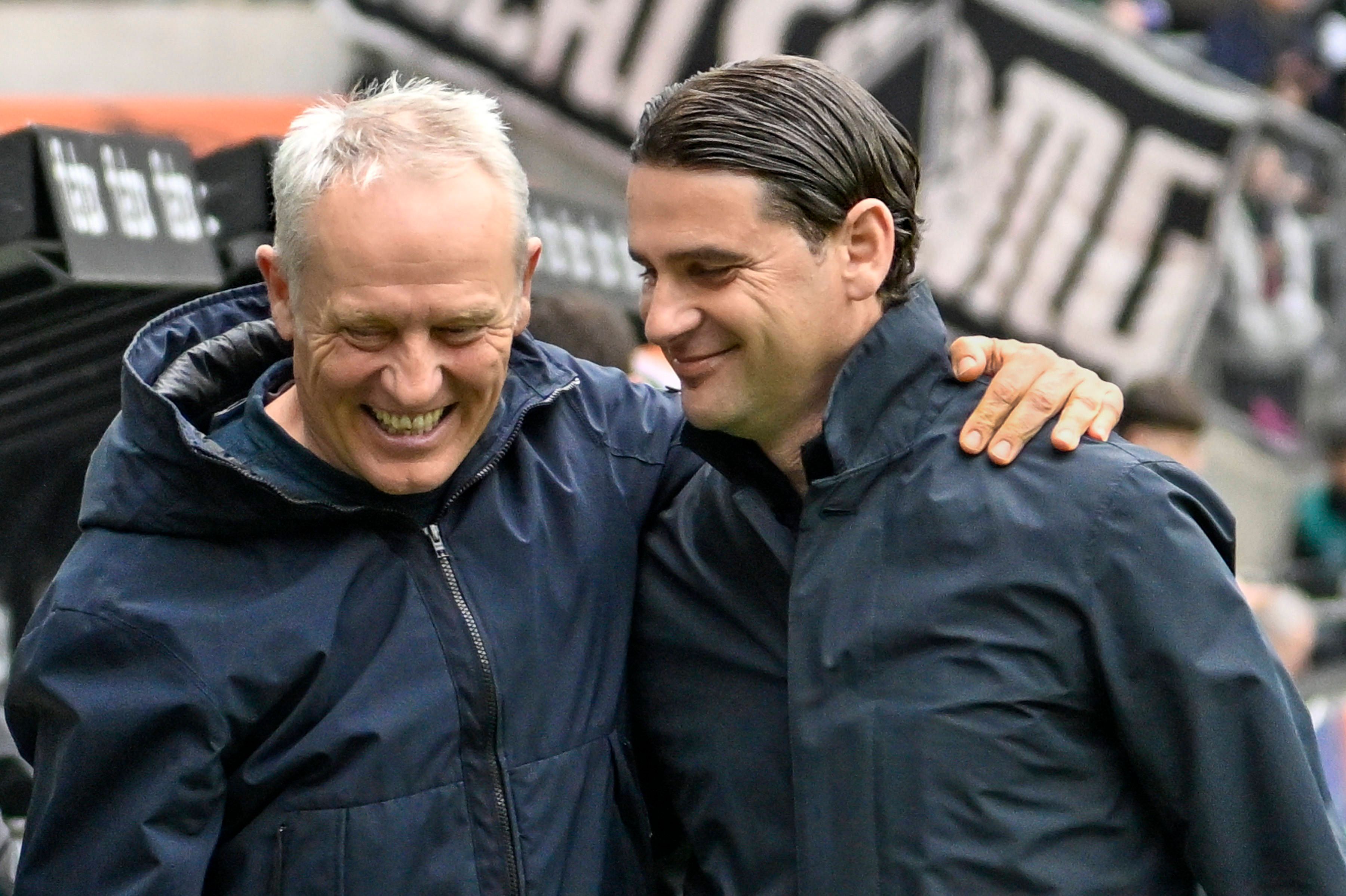 Christian Streich legt seinen Arm um Gerardo Seoane.