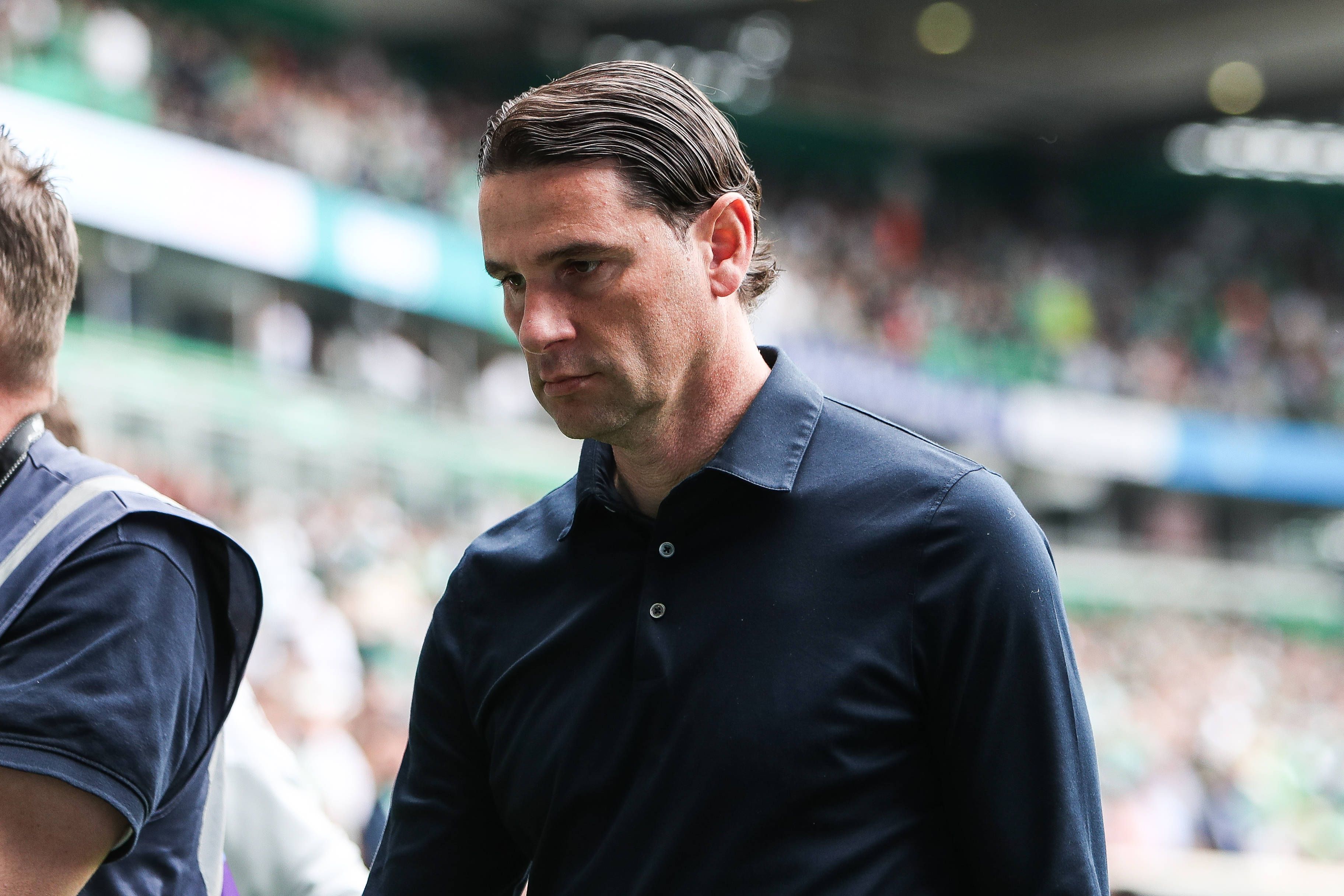 Gerardo Seoane schaut auf den Boden.