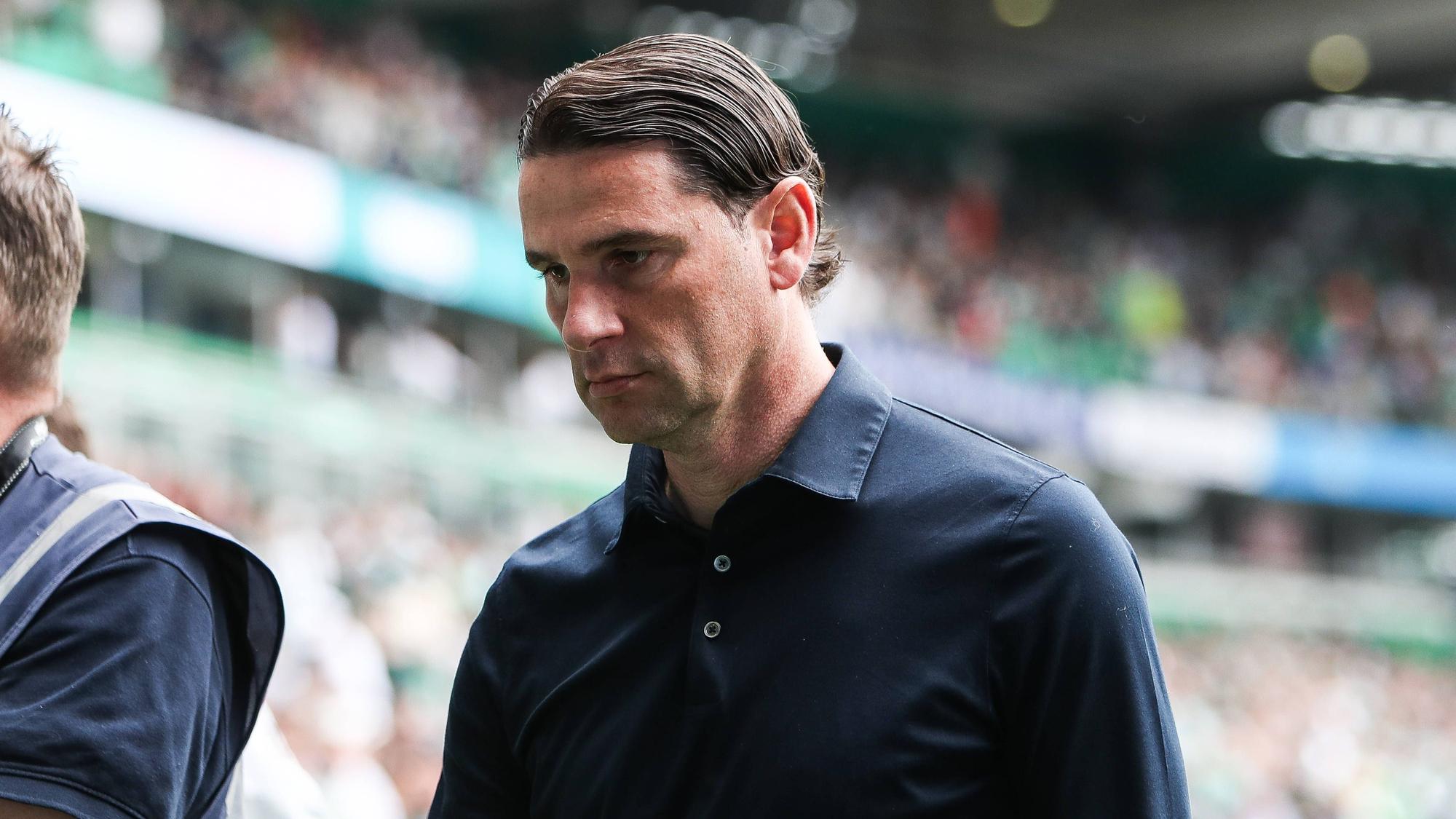 Gerardo Seoane schaut auf den Boden.